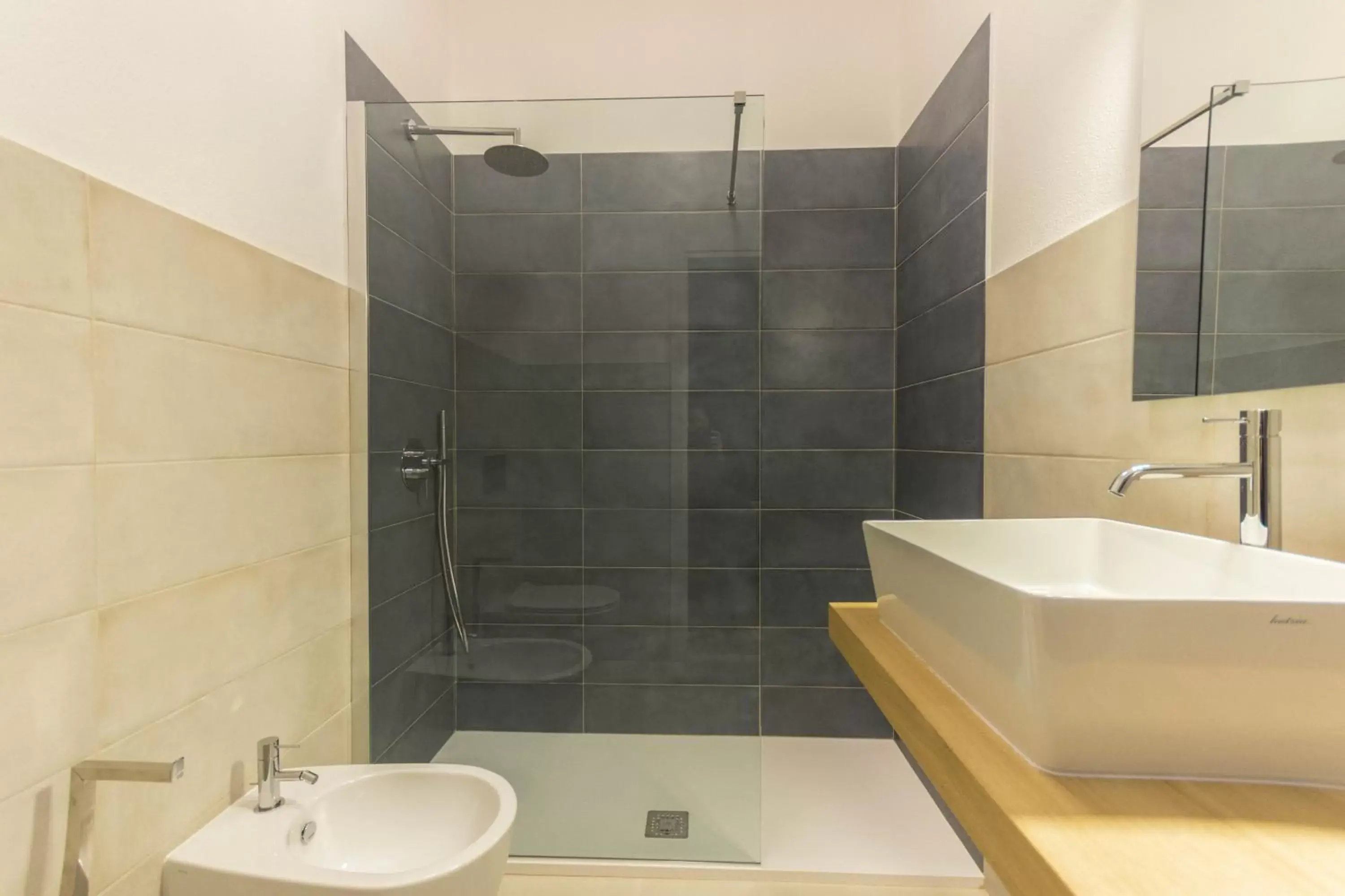 Shower, Bathroom in CrossRoad Four - locazione turistica