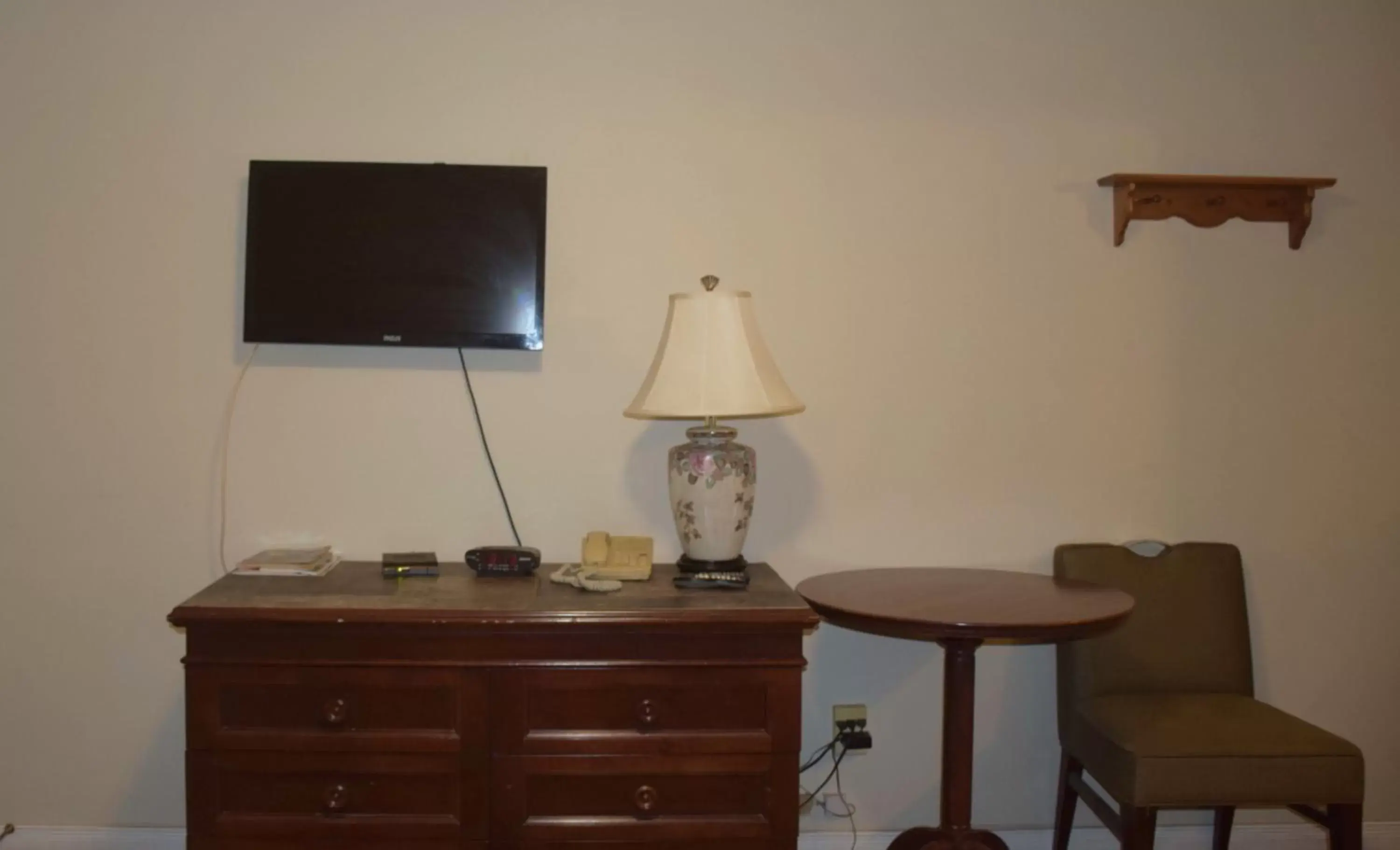 TV/Entertainment Center in Kent Motel