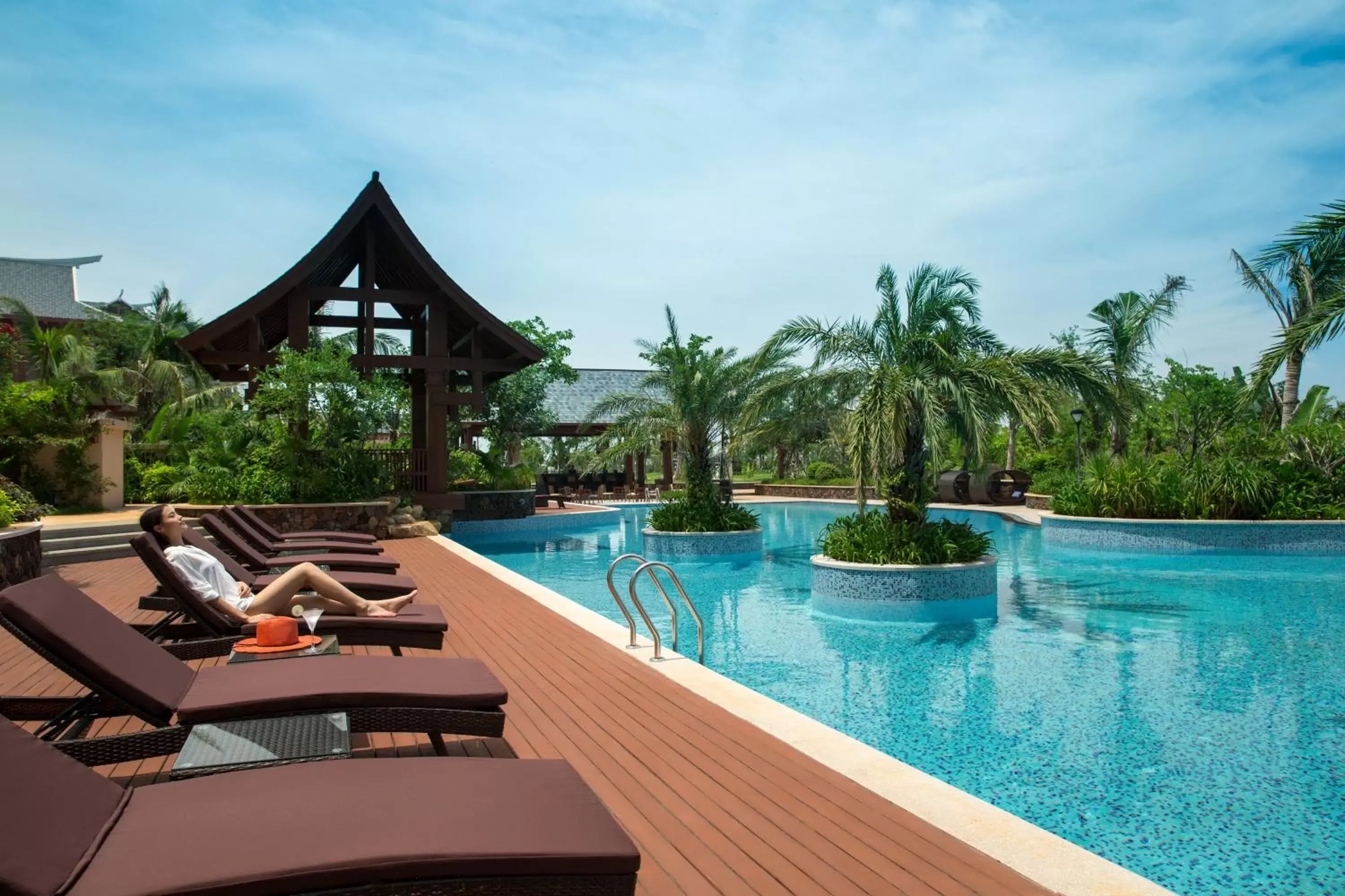 Garden view, Swimming Pool in Haikou Marriott Hotel