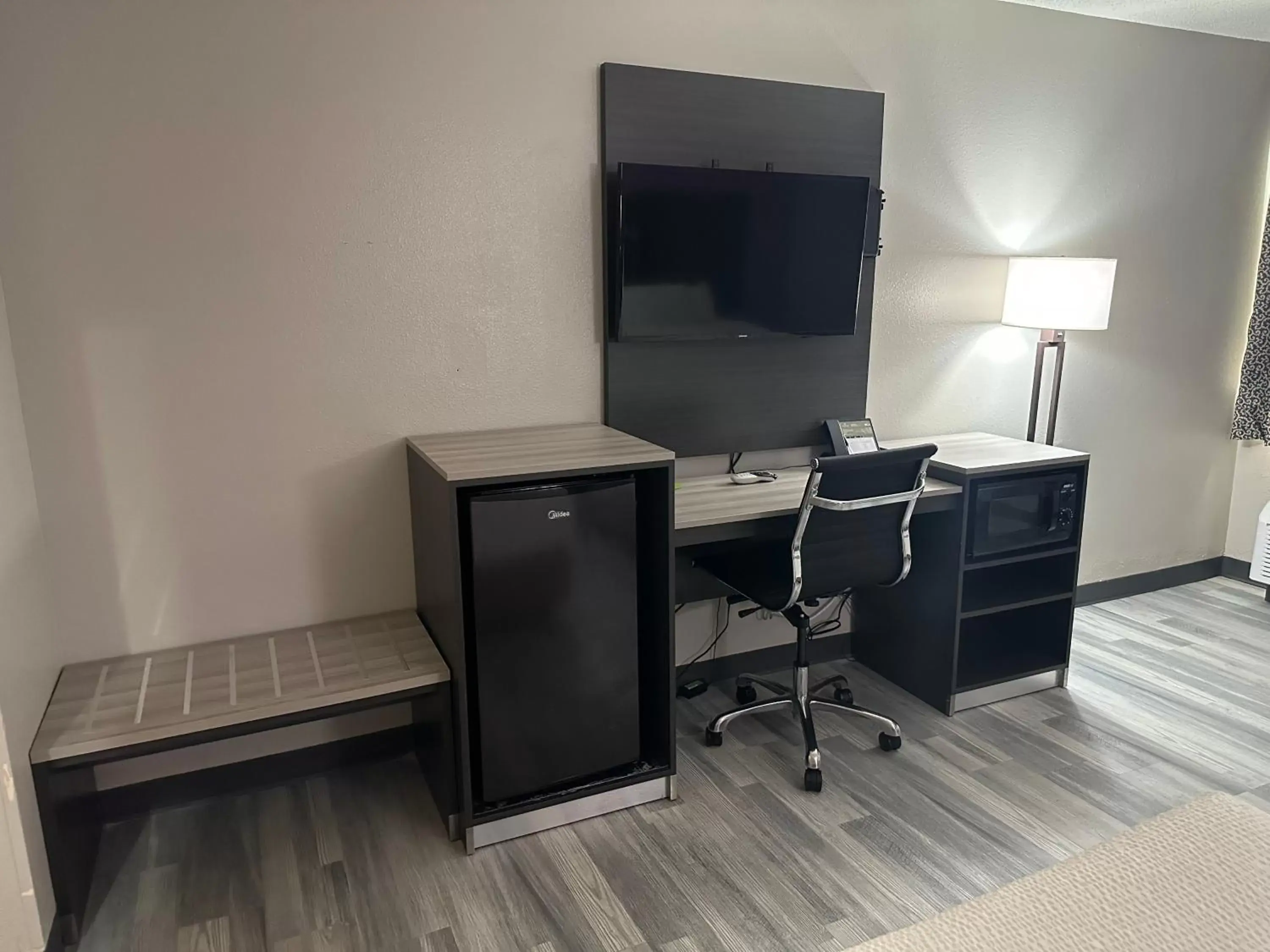 TV and multimedia, TV/Entertainment Center in La Quinta Inn by Wyndham Omaha Southwest