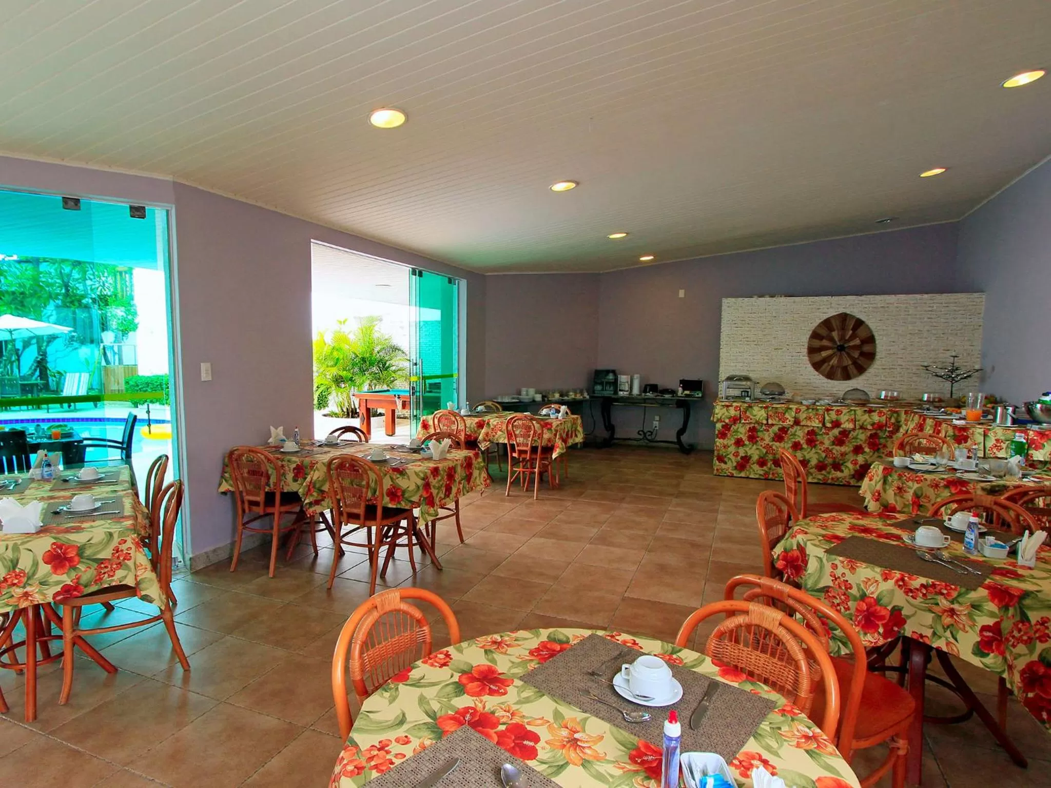 Restaurant/places to eat in Farol de Itapuã Praia Hotel