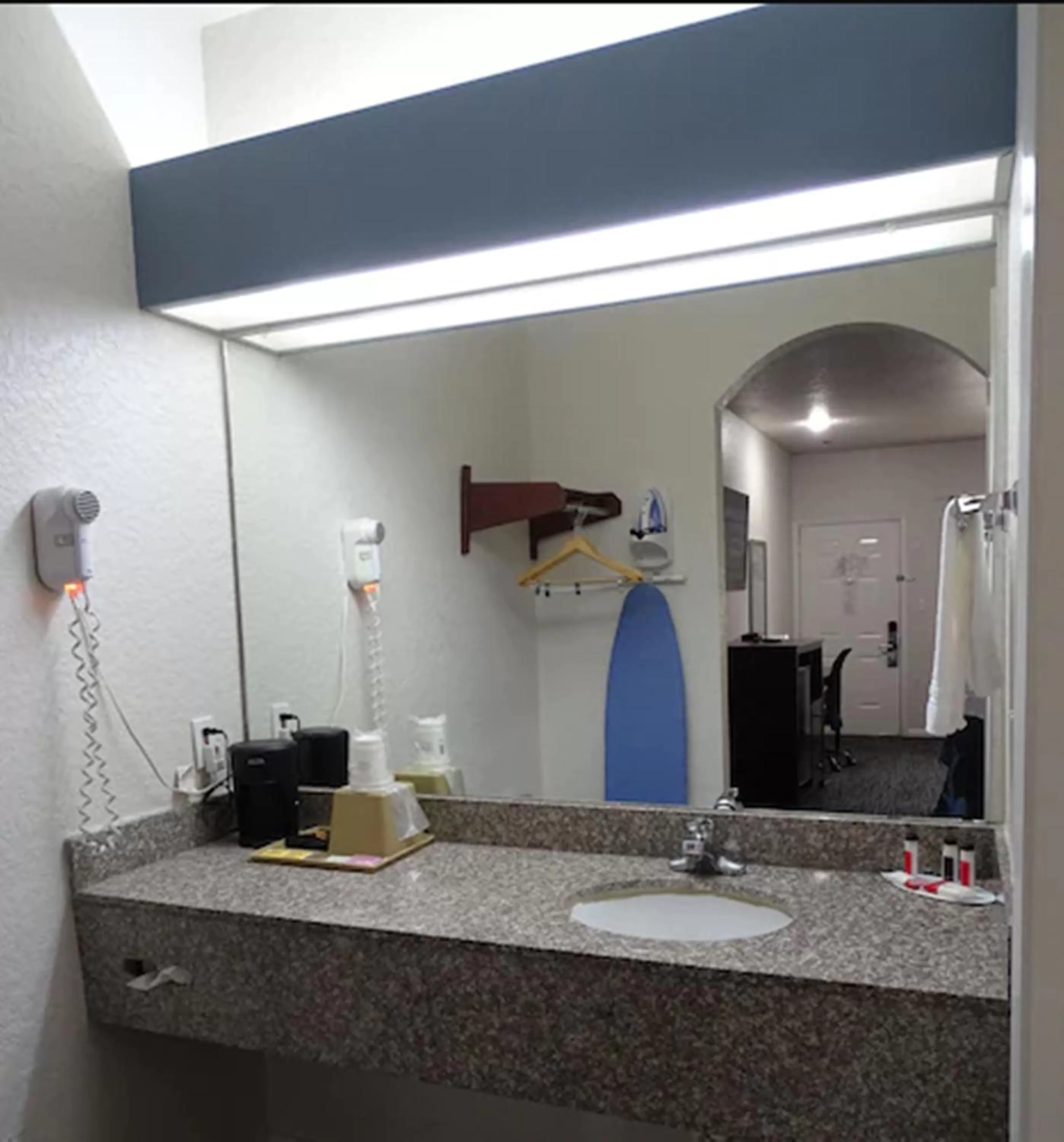 Bedroom in Super 8 by Wyndham Houston/Brookhollow NW