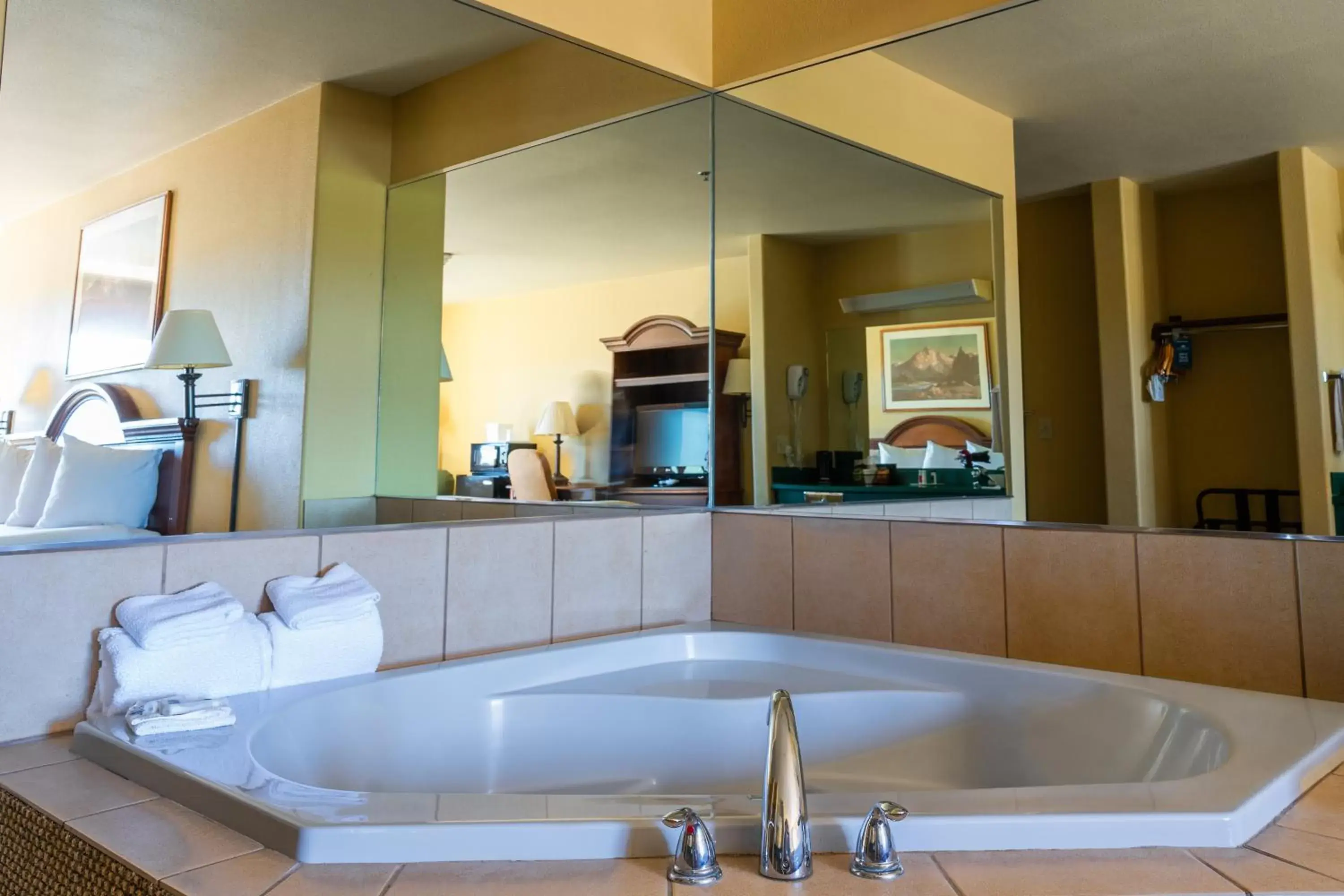 Bathroom in Pinedale Hotel & Suites