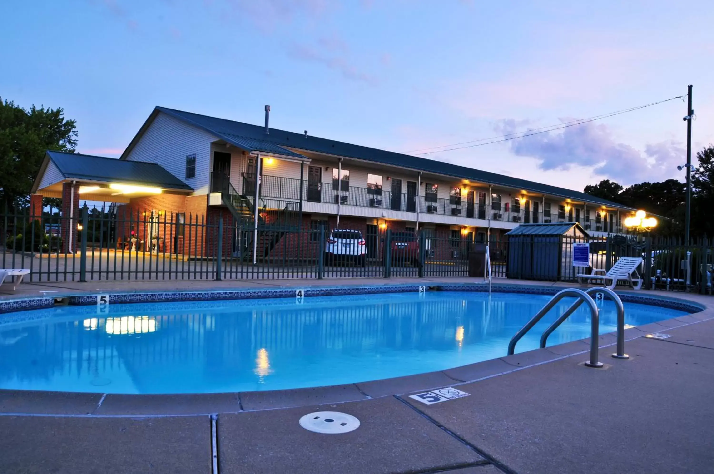 Swimming pool, Property Building in Regency Inn Eureka Springs