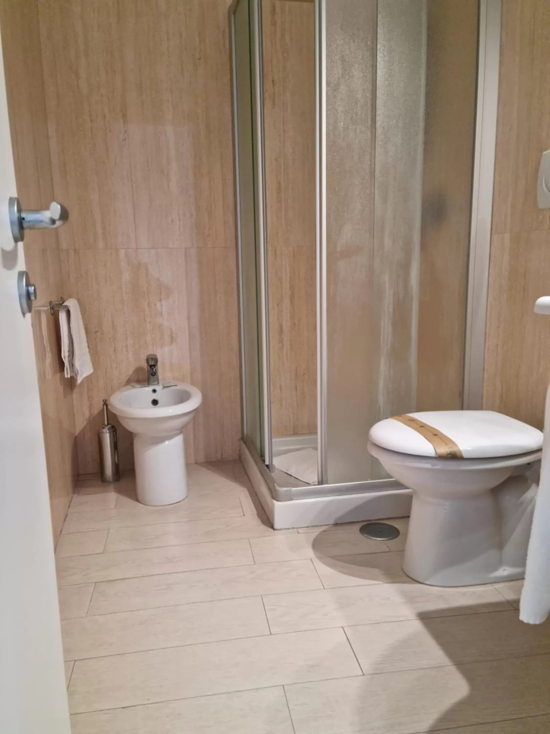 Toilet, Bathroom in Hotel Virgilio
