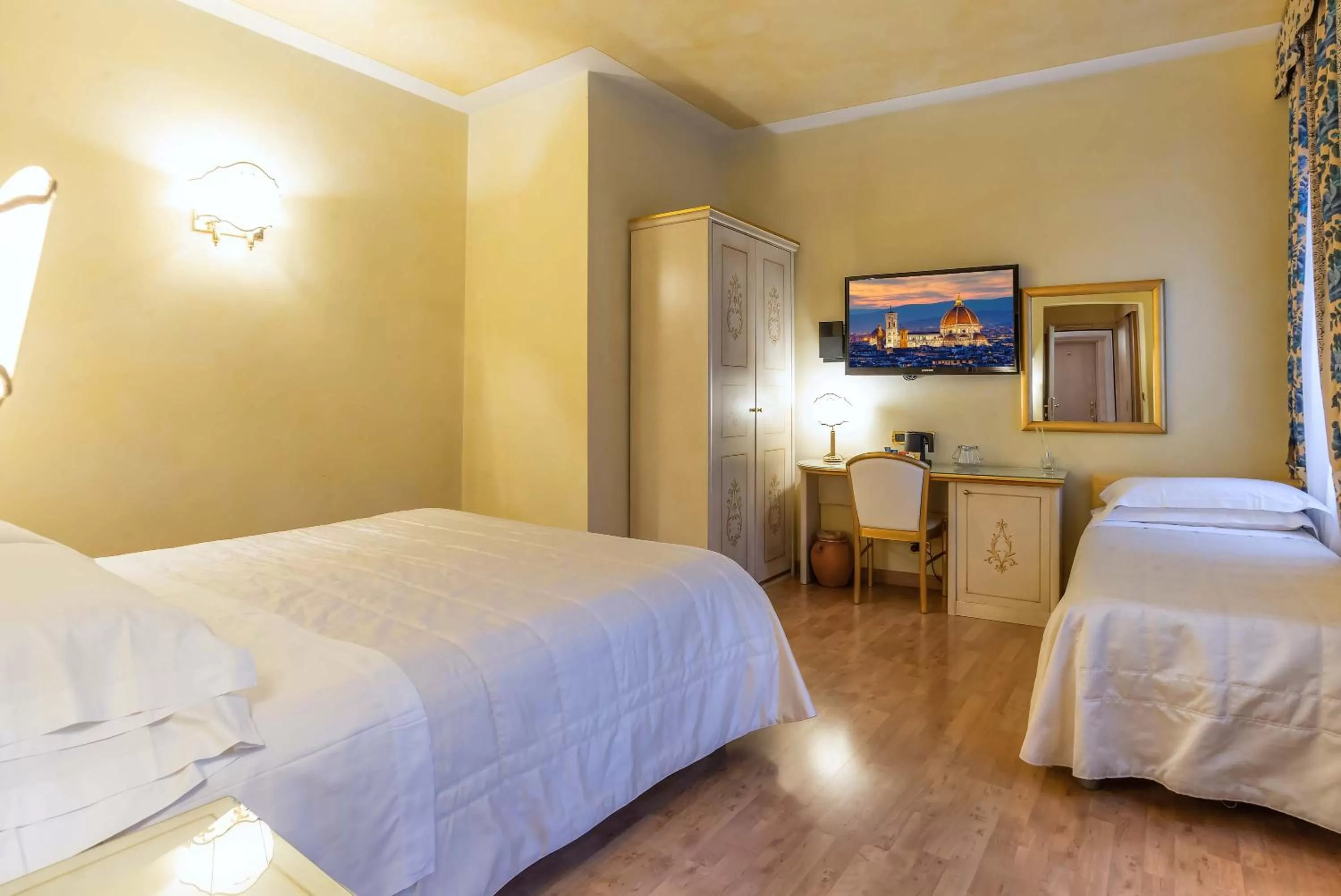 Bed in Hotel Alba Palace