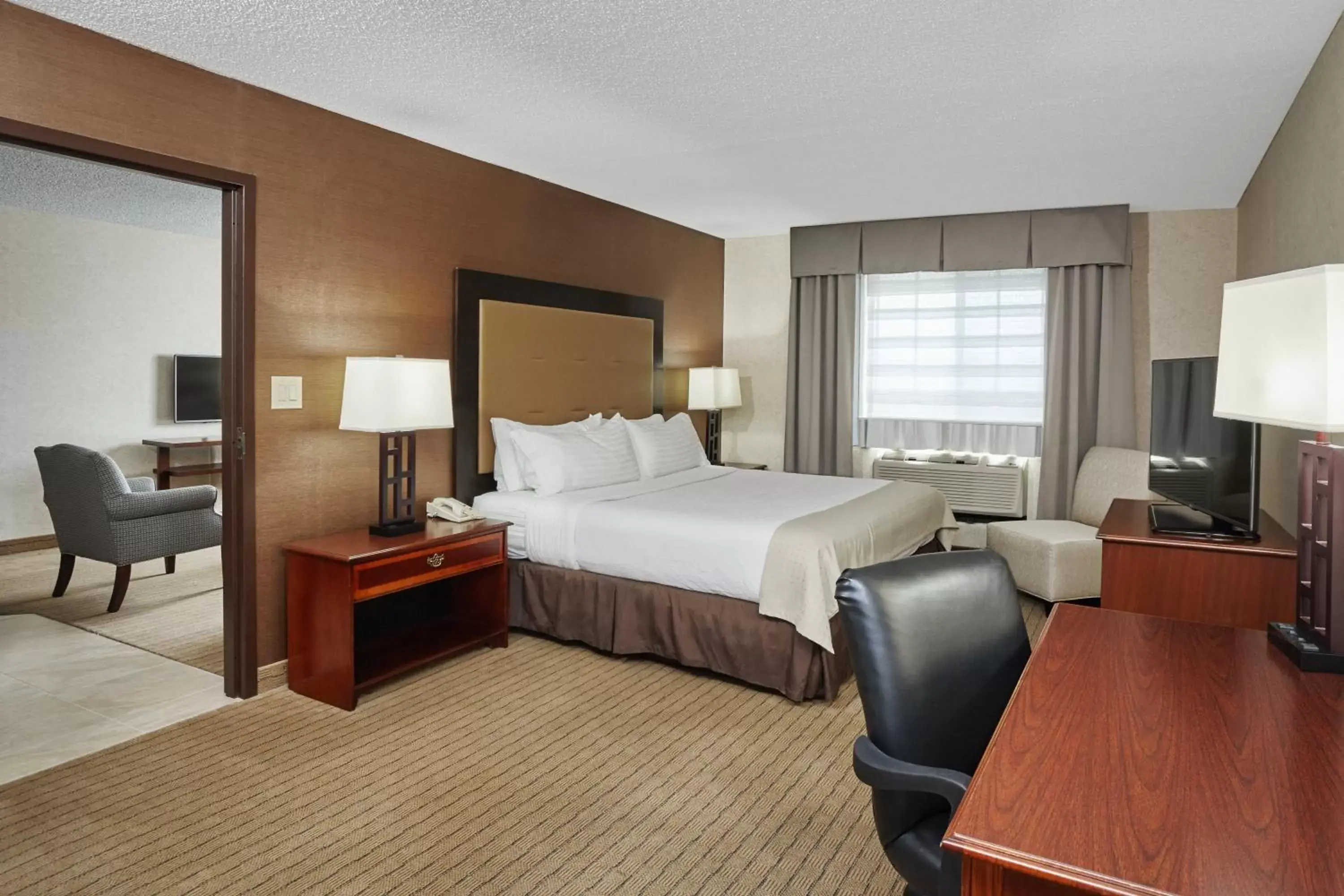 Photo of the whole room, Bed in Holiday Inn & Suites Chicago-Carol Stream Wheaton, an IHG Hotel