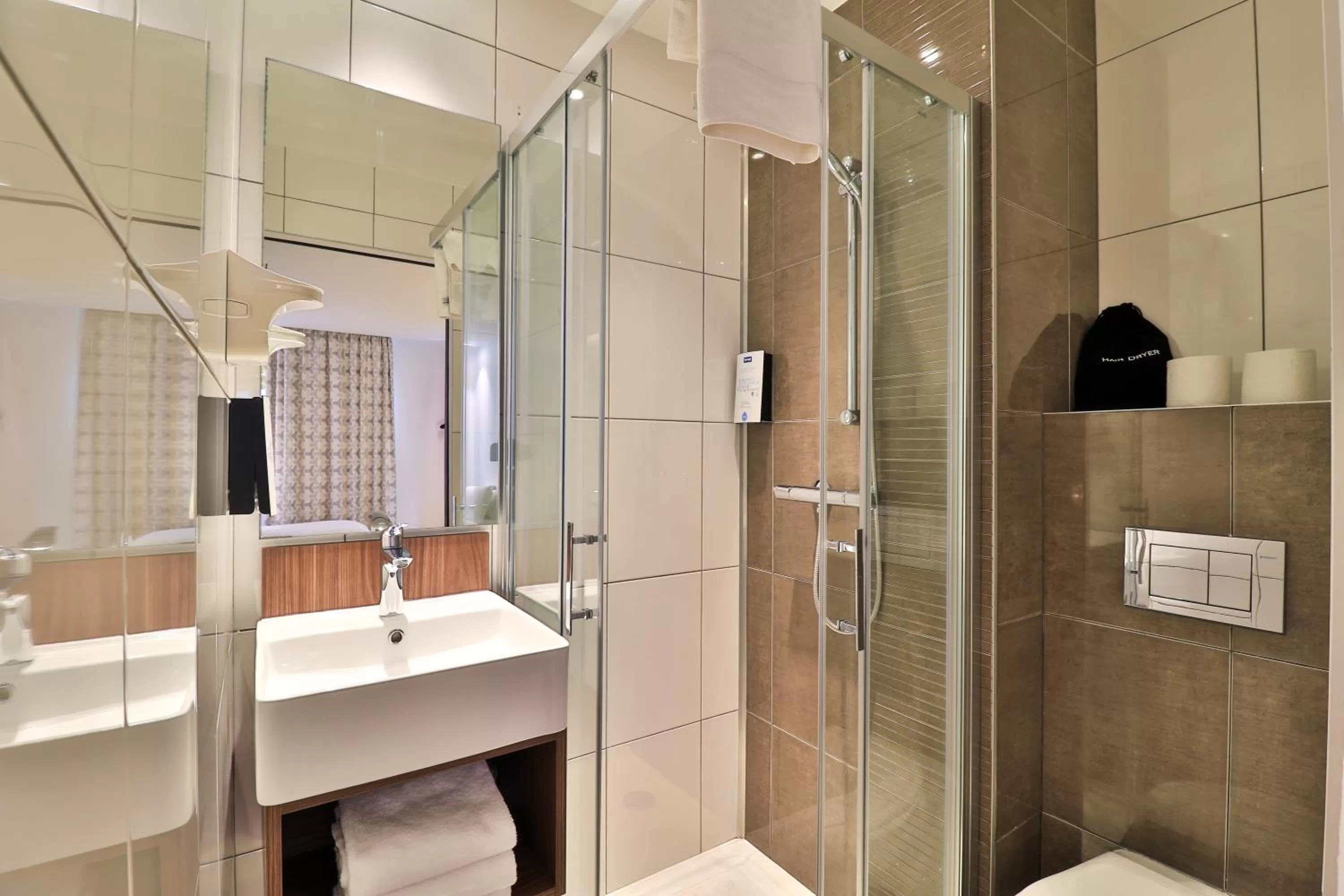 Bathroom in Hôtel restaurant Kyriad Fréjus