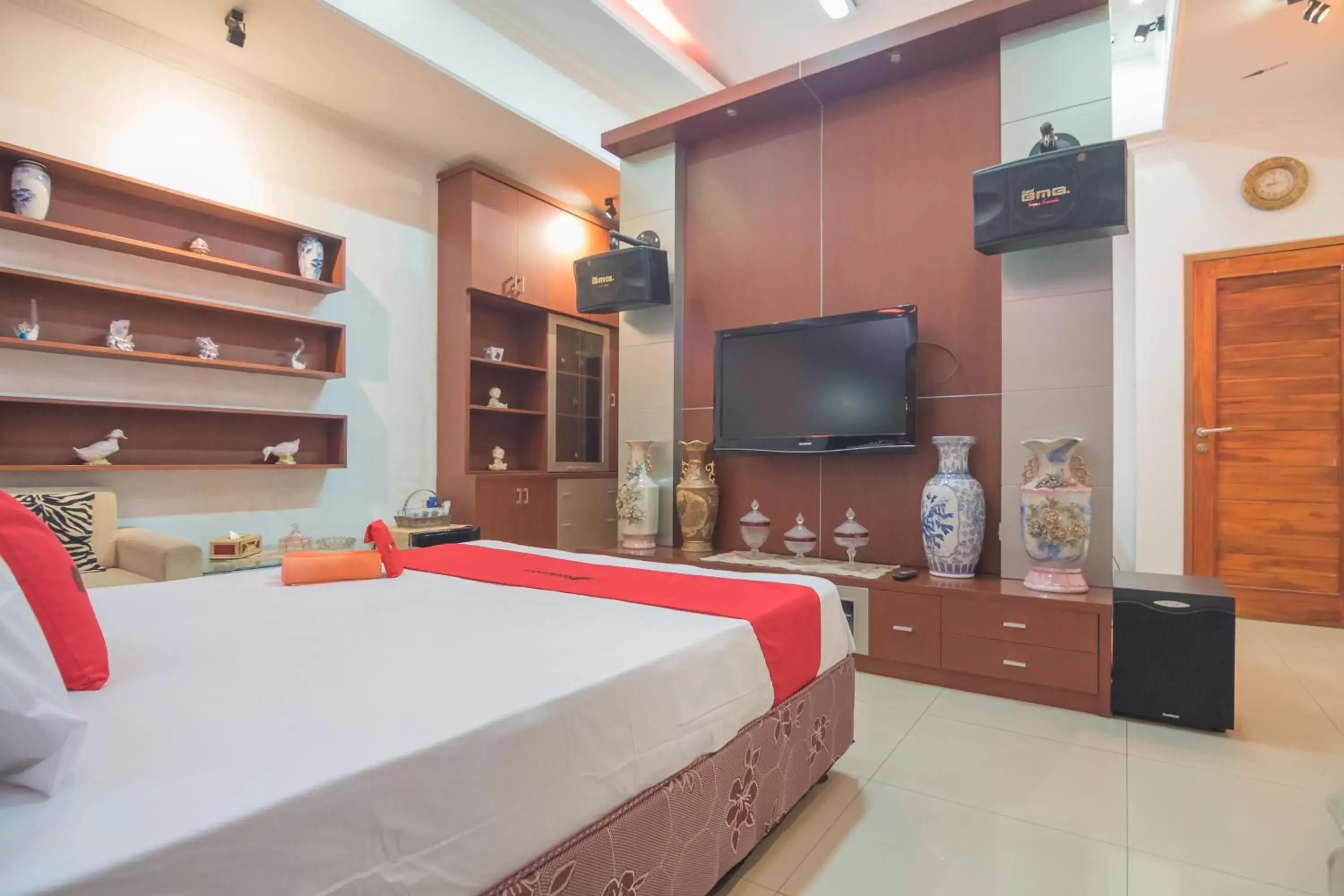 Bedroom, TV/Entertainment Center in RedDoorz Syariah near Margahayu Raya