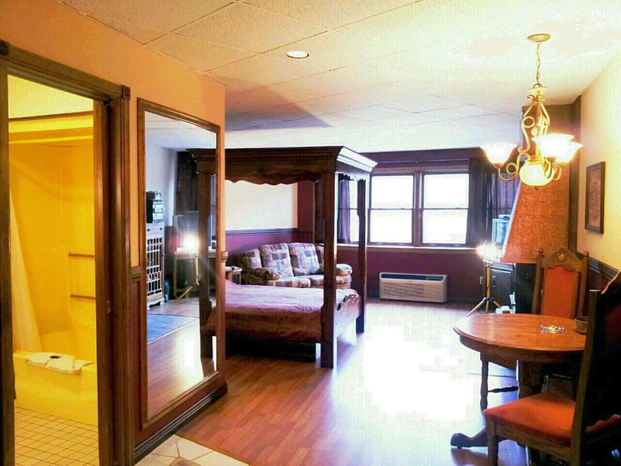 Honeymoon Suite in Hotel Motel La Marquise