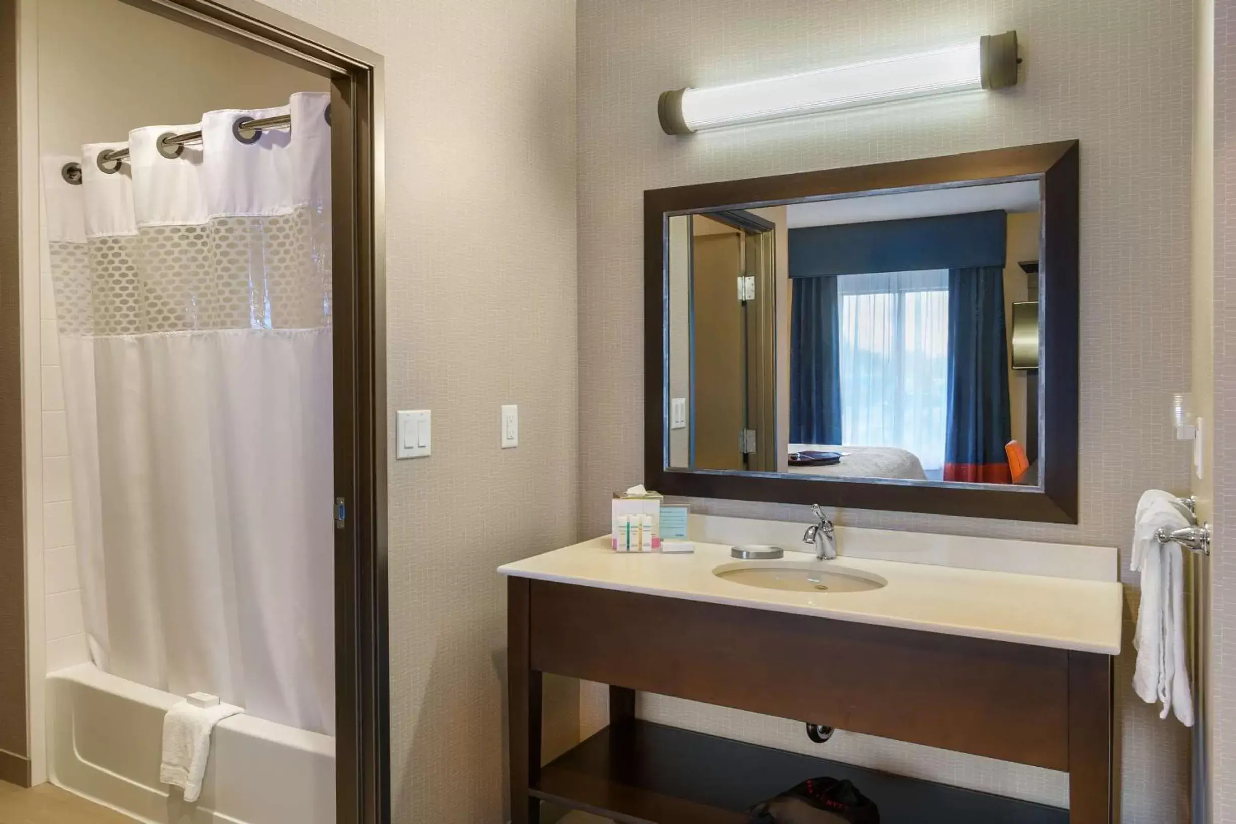 Bed, Bathroom in Hampton Inn & Suites Portland/Vancouver