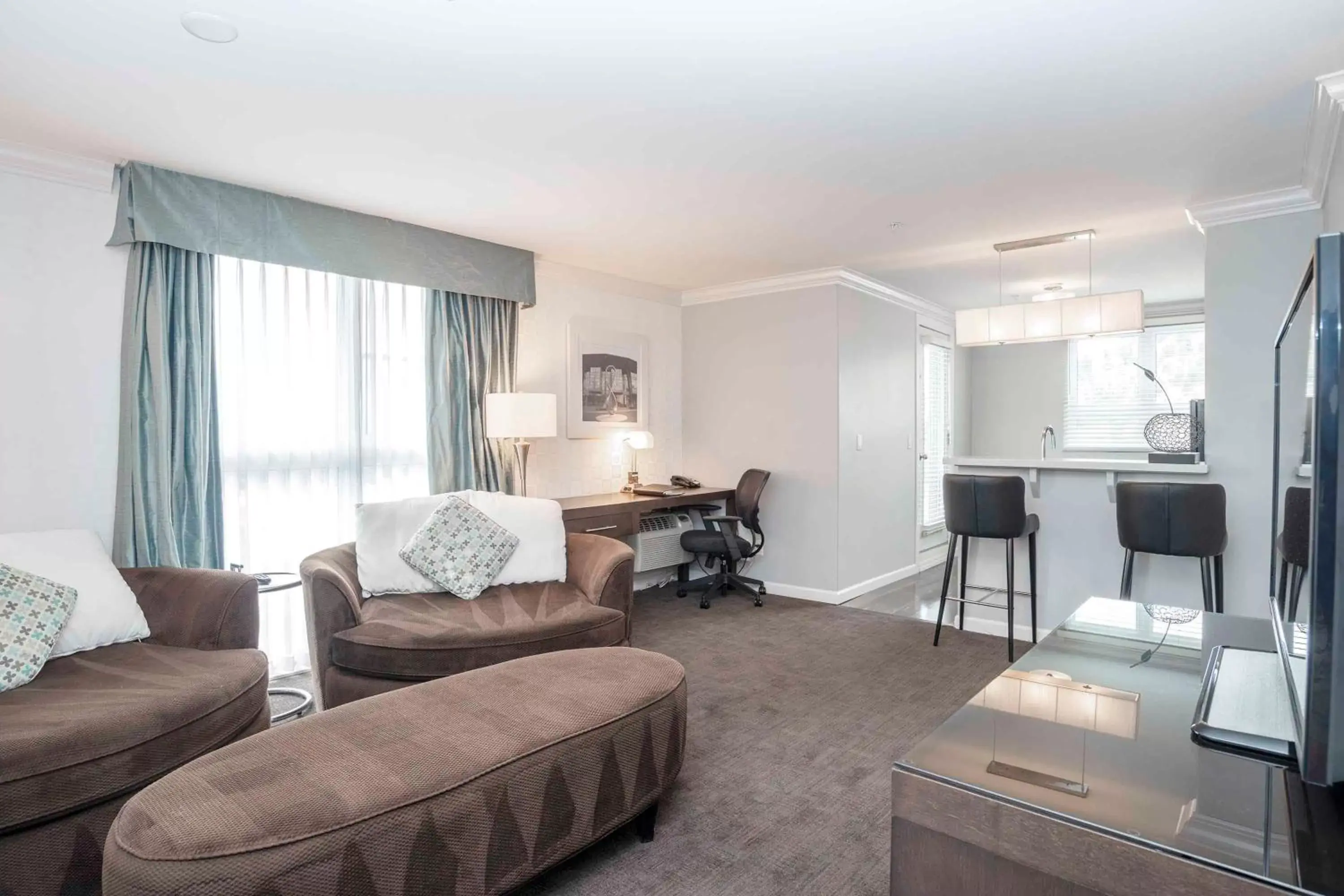 Bedroom, Seating Area in Sandman Hotel & Suites Kelowna