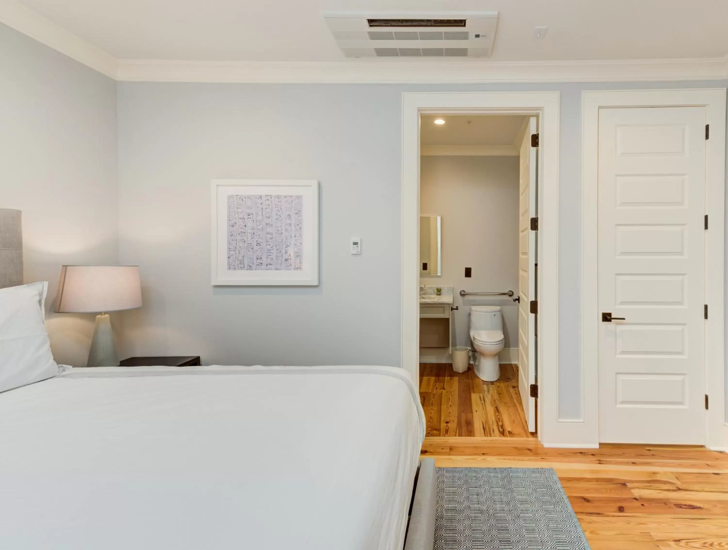 Toilet, Bed in The Quarters on King Toilet, Bed in The Quarters on King