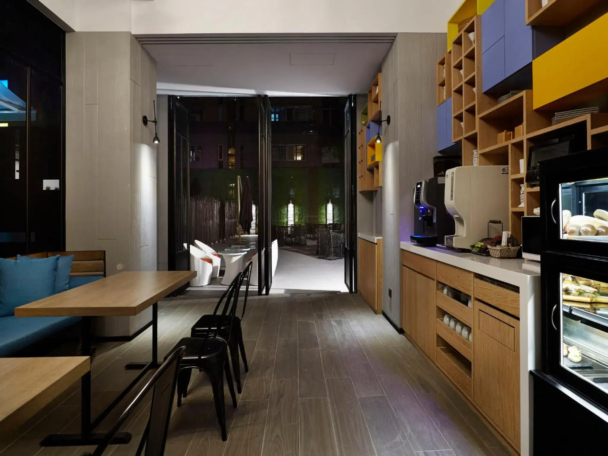 Communal lounge/ TV room, Kitchen/Kitchenette in Tango Inn Taipei Jihe