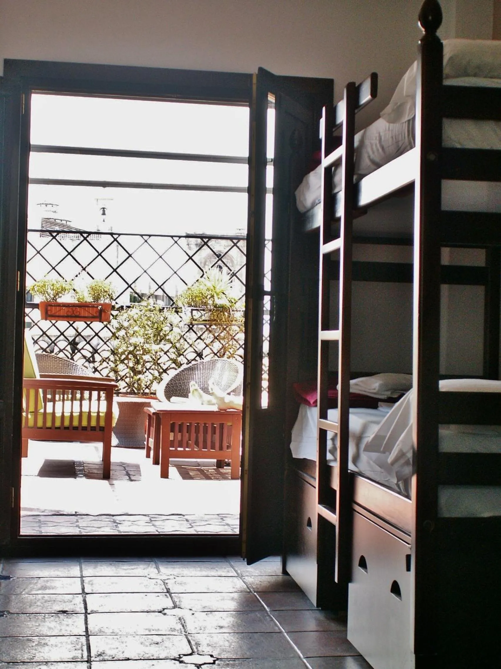 Balcony/Terrace, Bed in Oasis Backpackers' Hostel Granada