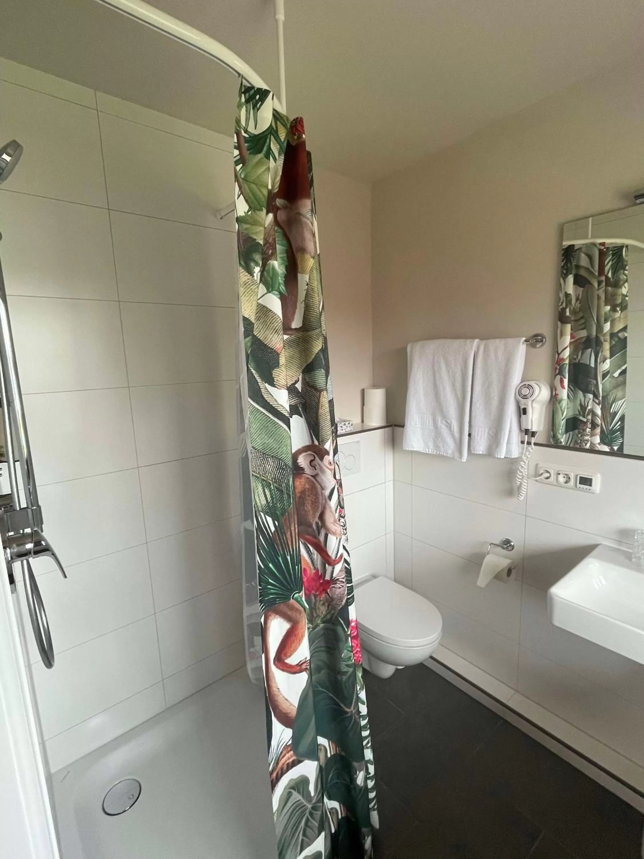 Shower, Bed in Strandhotel SüdSee Diessen am Ammersee
