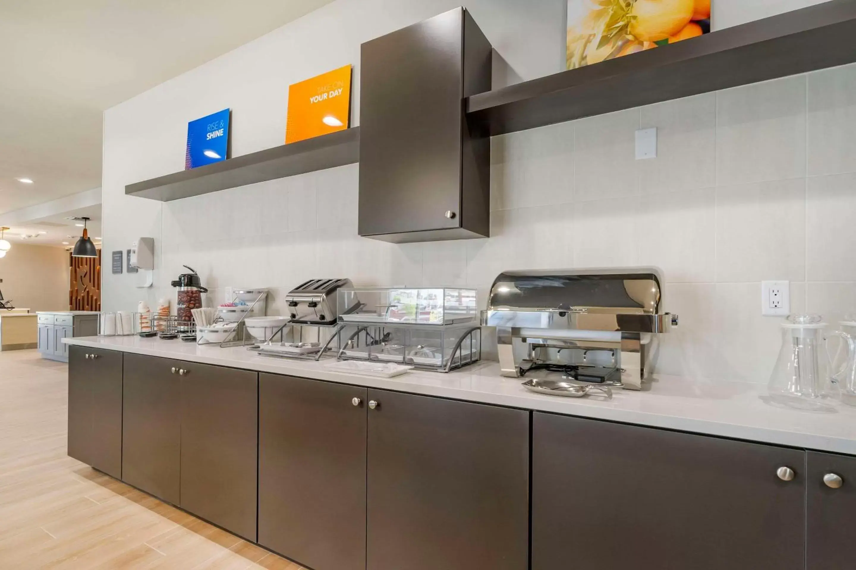 Breakfast, Kitchen/Kitchenette in Comfort Inn & Suites New Port Richey Downtown District