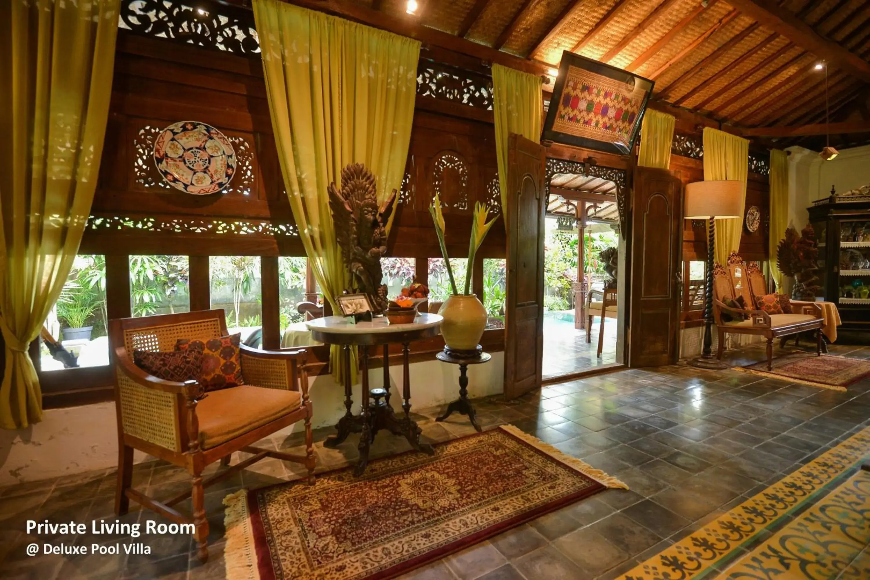 Living room in Ubud Syailendra Heritage Villas by EPS