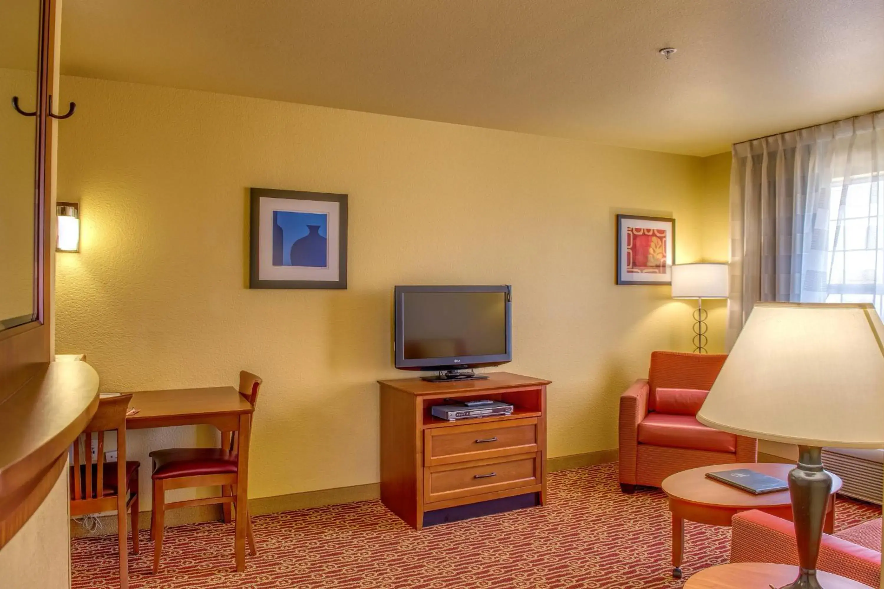 Living room, TV/Entertainment Center in TownePlace Suites by Marriott Las Cruces