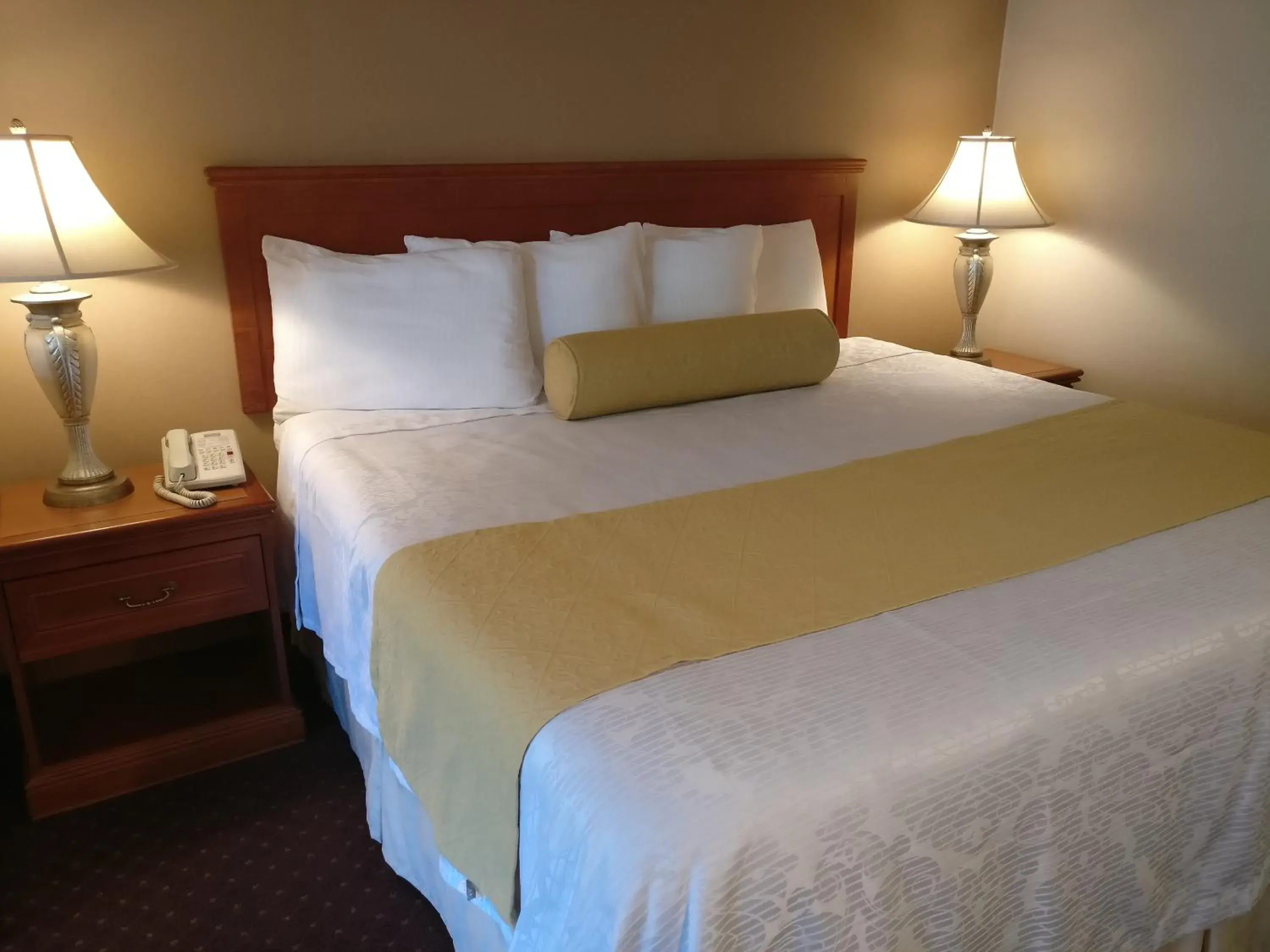 Bed in Burbank Inn and Suites
