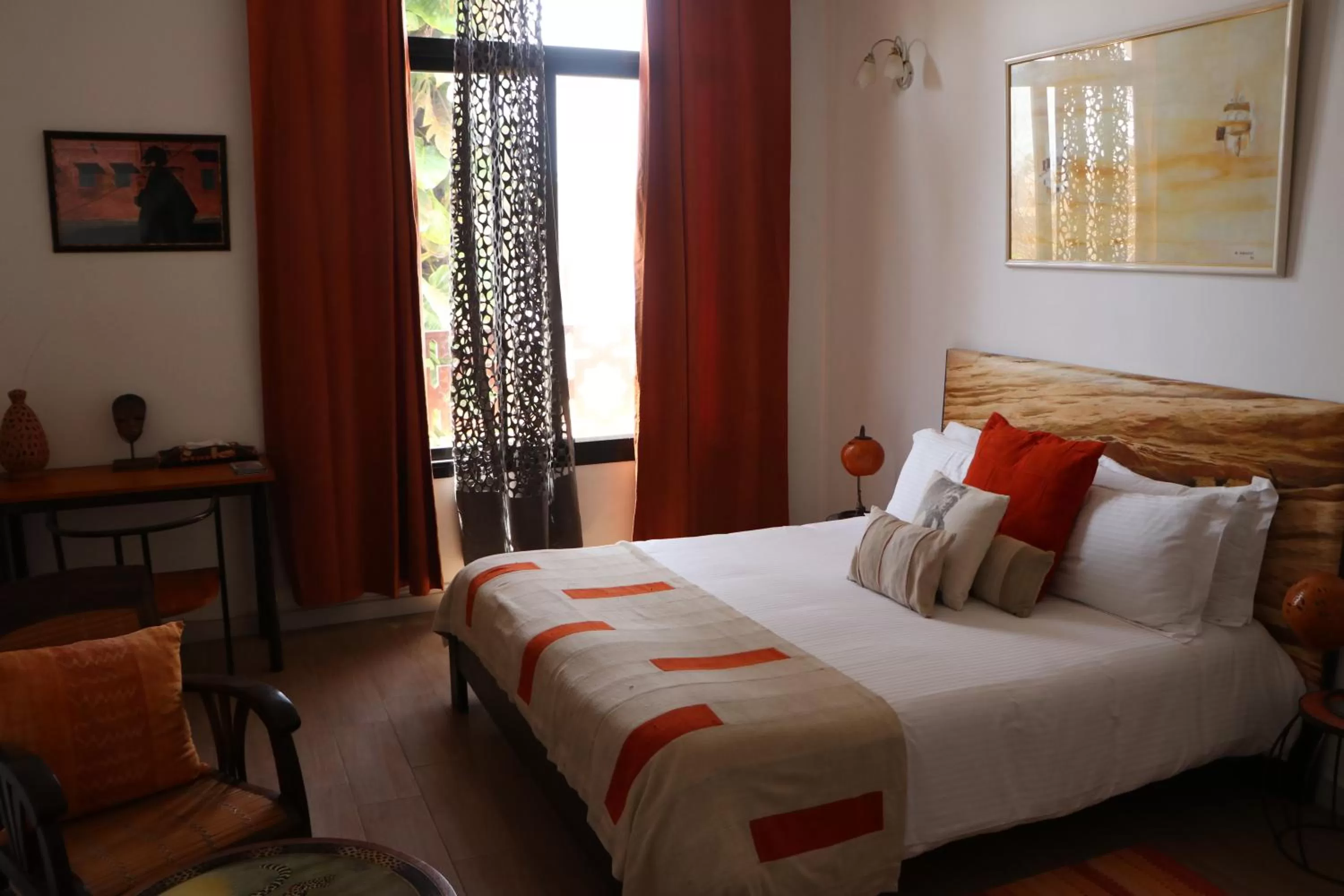 Photo of the whole room, Bed in Nyéléni maison sahel