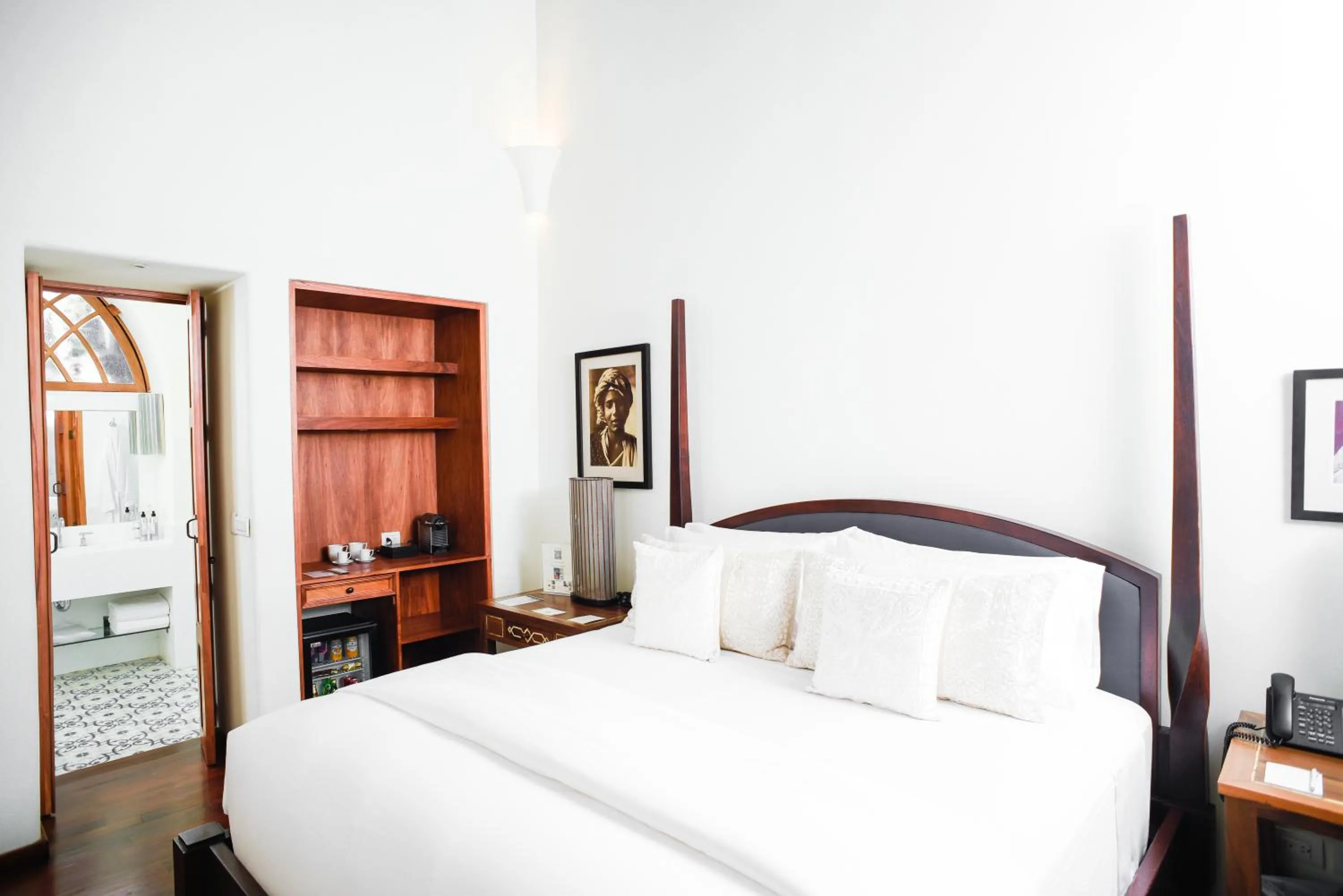 Coffee/tea facilities, Bed in Hotel Casa Blanca 7