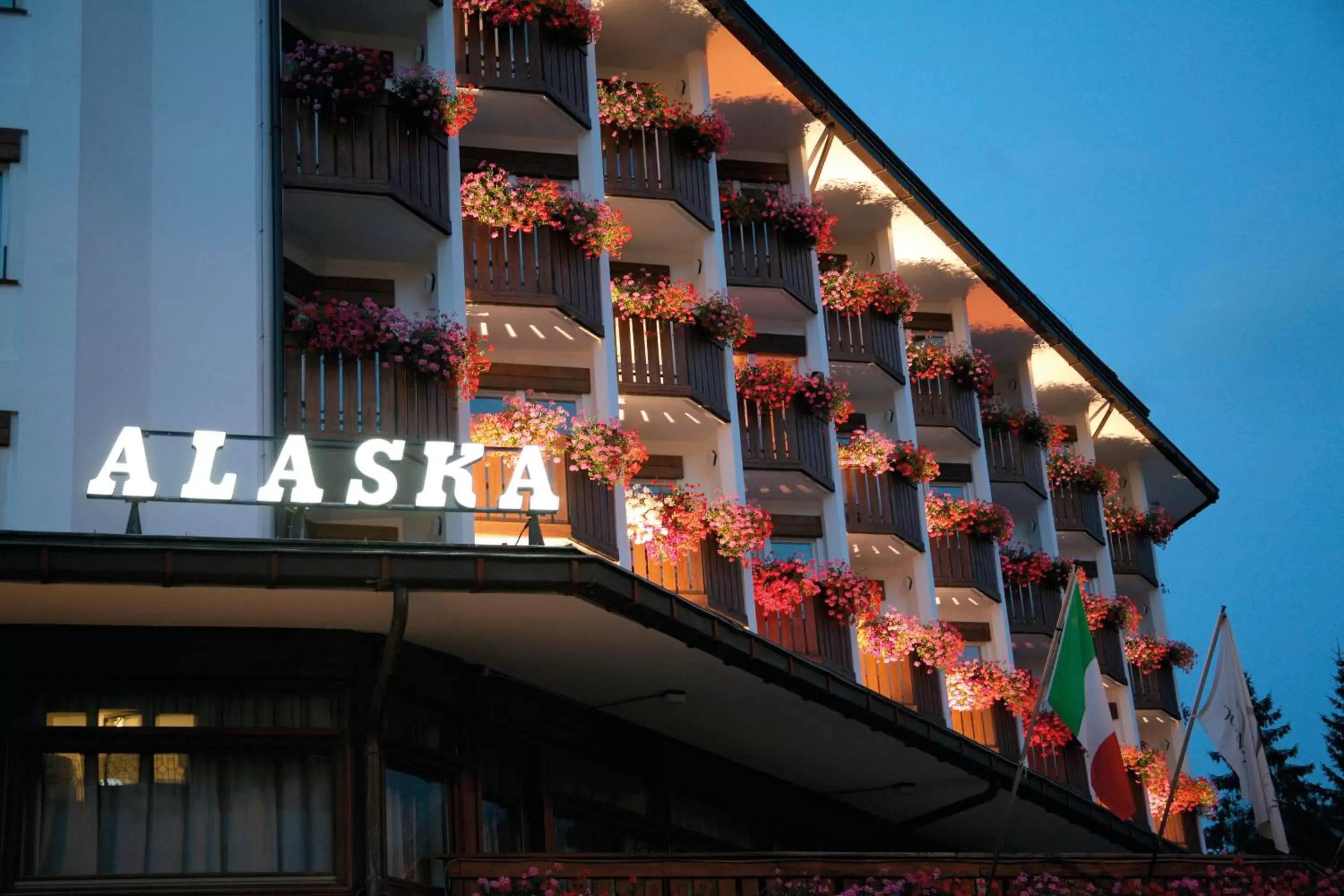 Facade/entrance, Property Building in Hotel Alaska Cortina