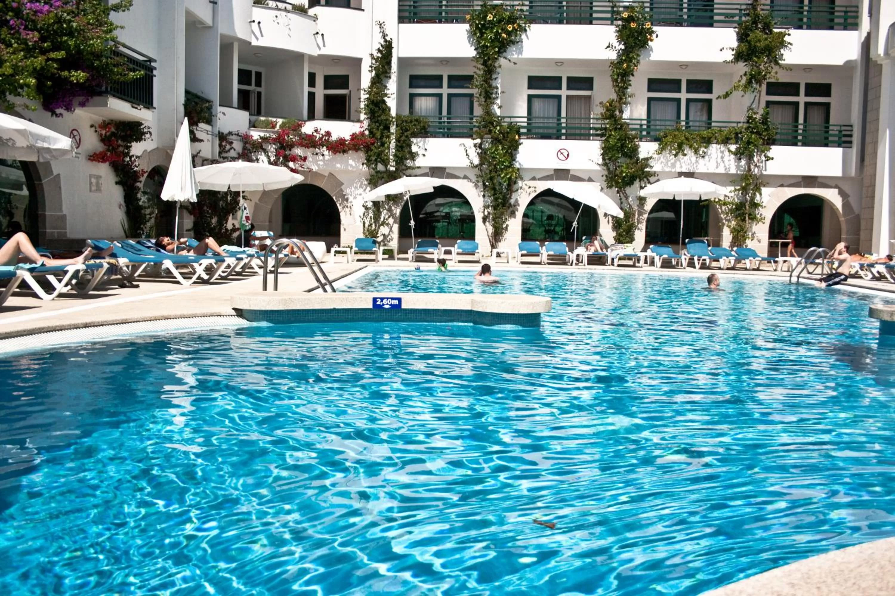 Swimming pool in Hotel Suave Mar