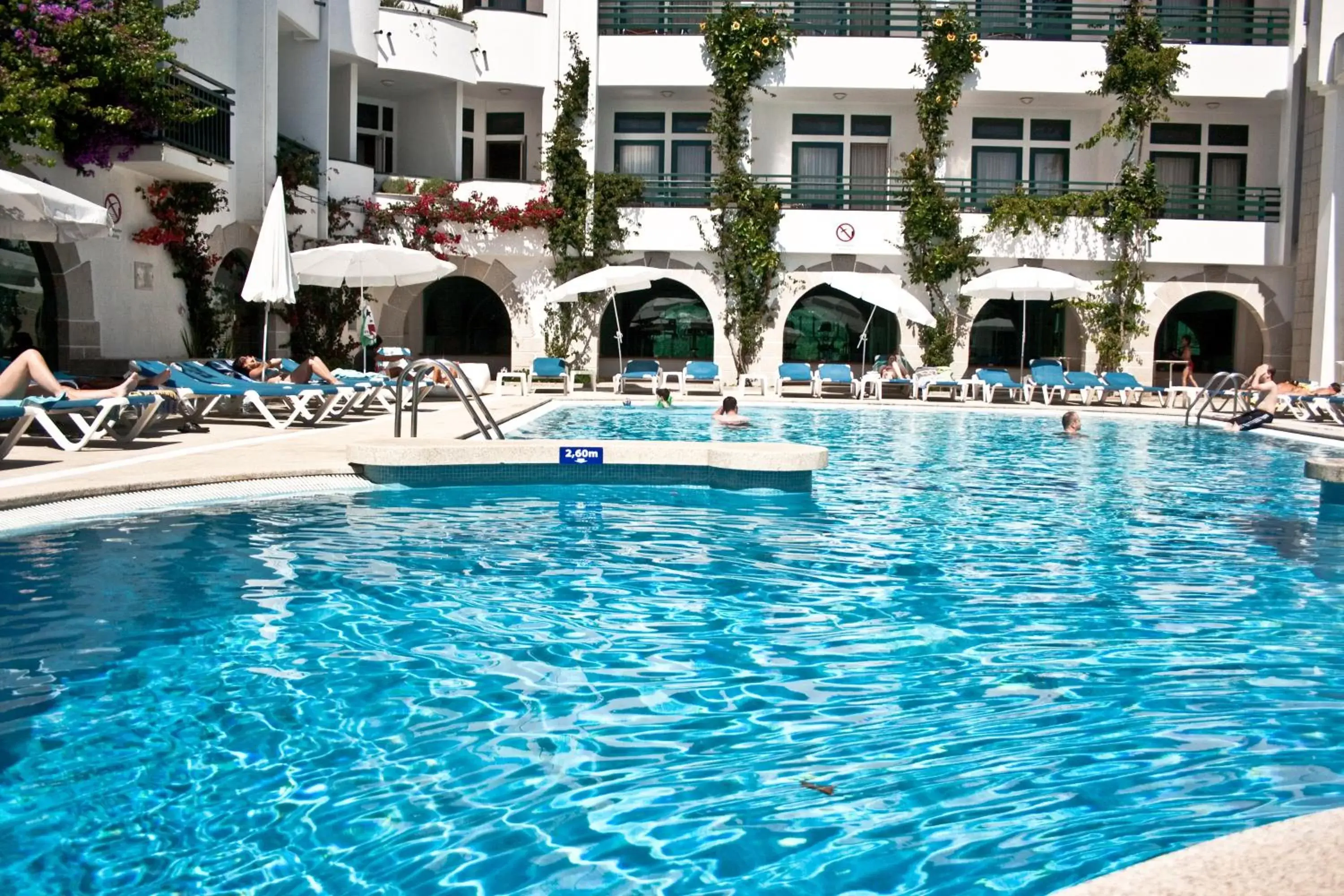 Swimming Pool in Hotel Suave Mar