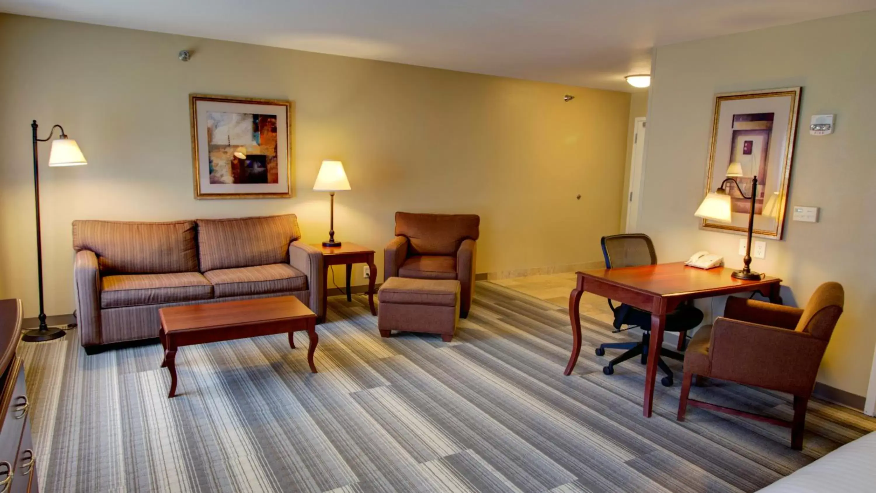 Photo of the whole room, Seating Area in Holiday Inn Express & Suites Sioux City-South, an IHG Hotel