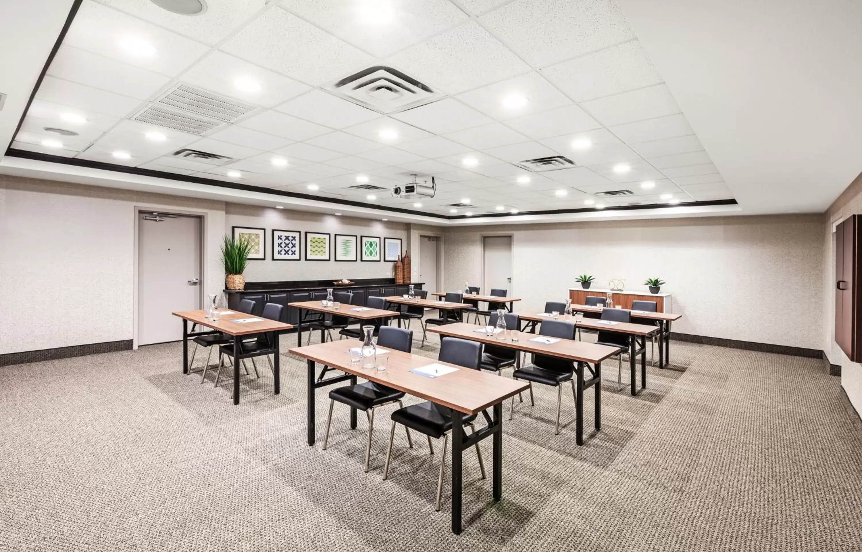 Meeting/conference room in Holiday Inn Express & Suites Baton Rouge East, an IHG Hotel