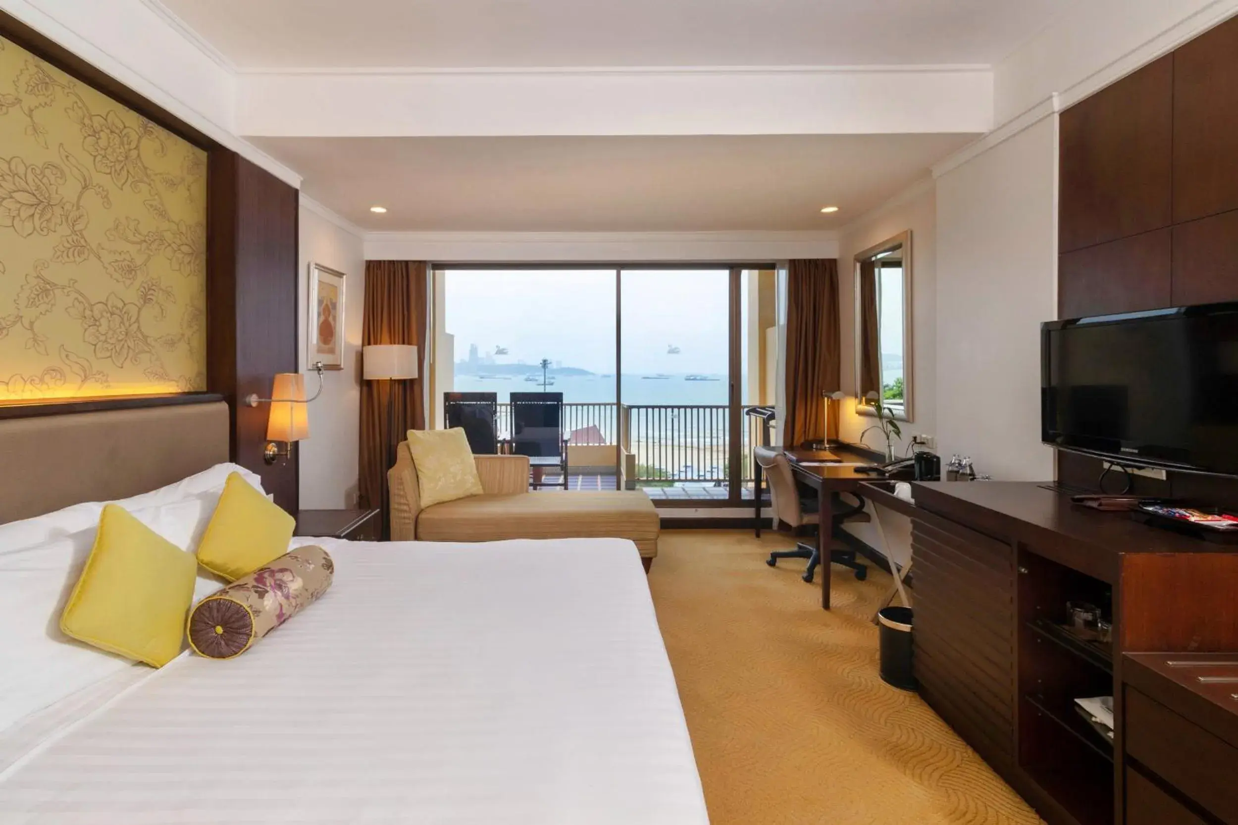 Bedroom in Dusit Thani Pattaya - SHA Extra Plus