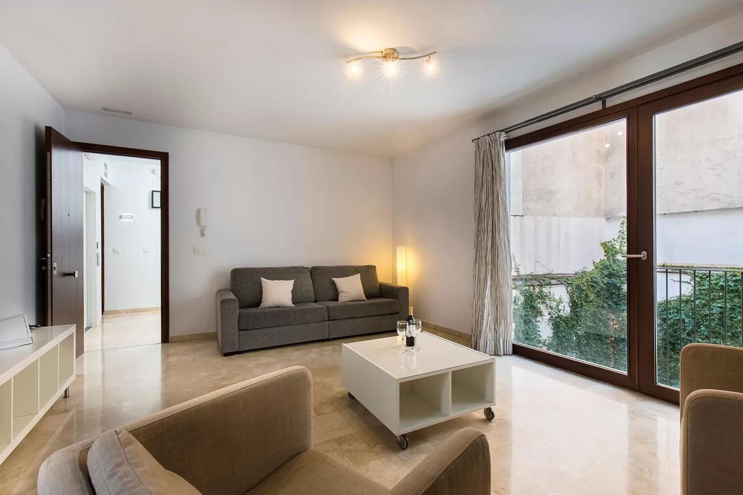 Coffee/tea facilities in tuGuest Elvira Suites