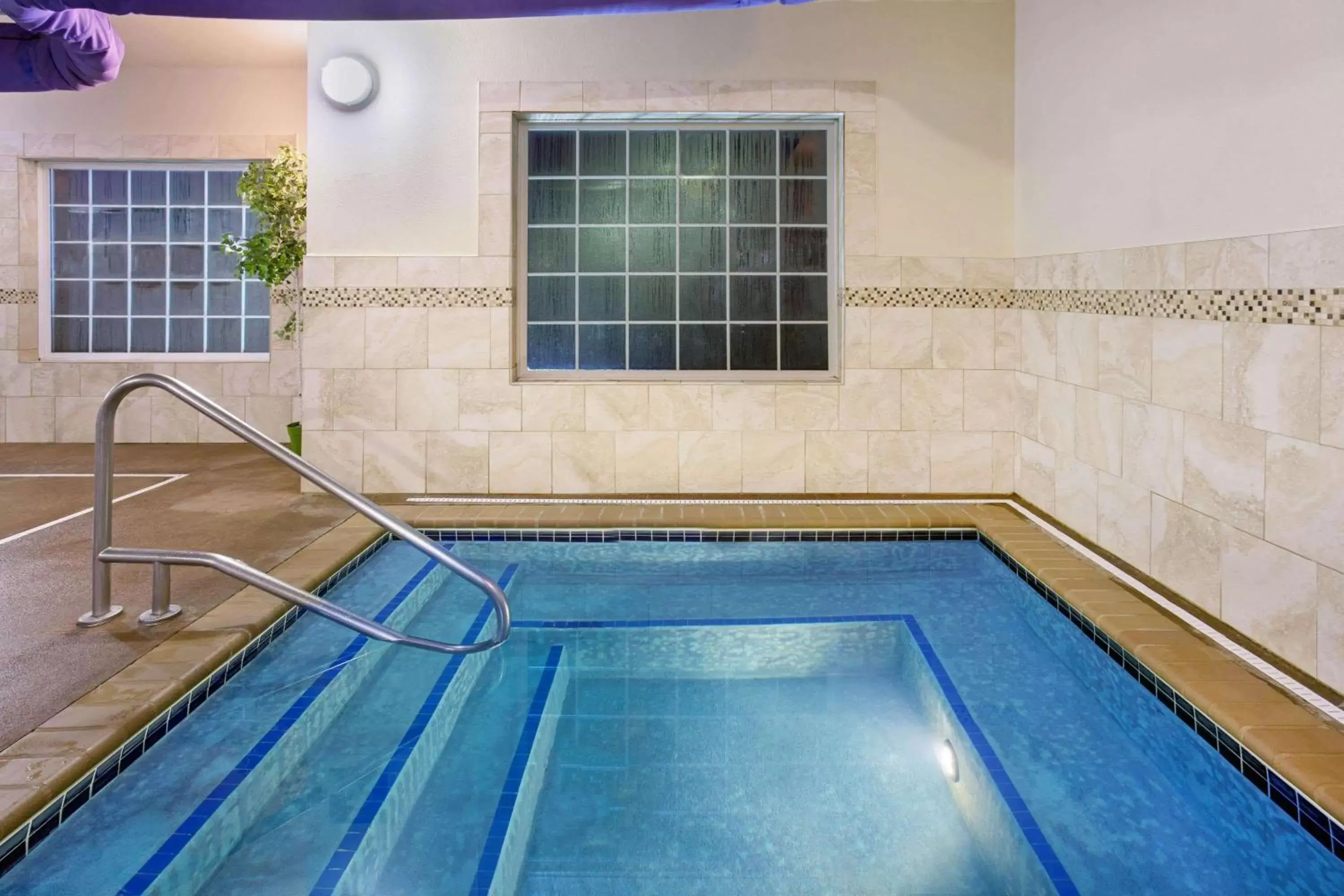 Hot Tub, Swimming Pool in La Quinta by Wyndham Dickinson