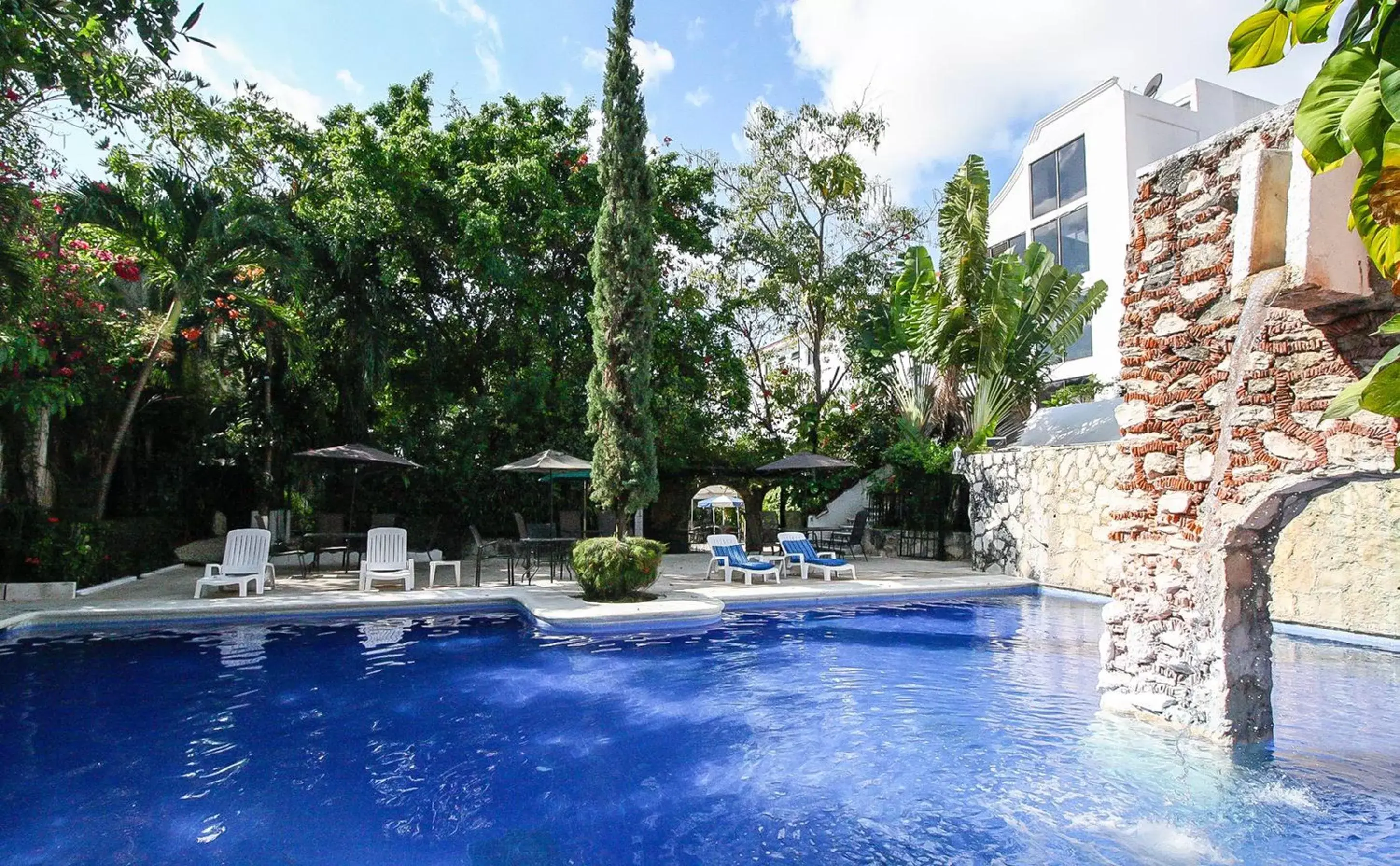 Property building, Swimming Pool in Hotel Xbalamqué & Spa Cancún Centro