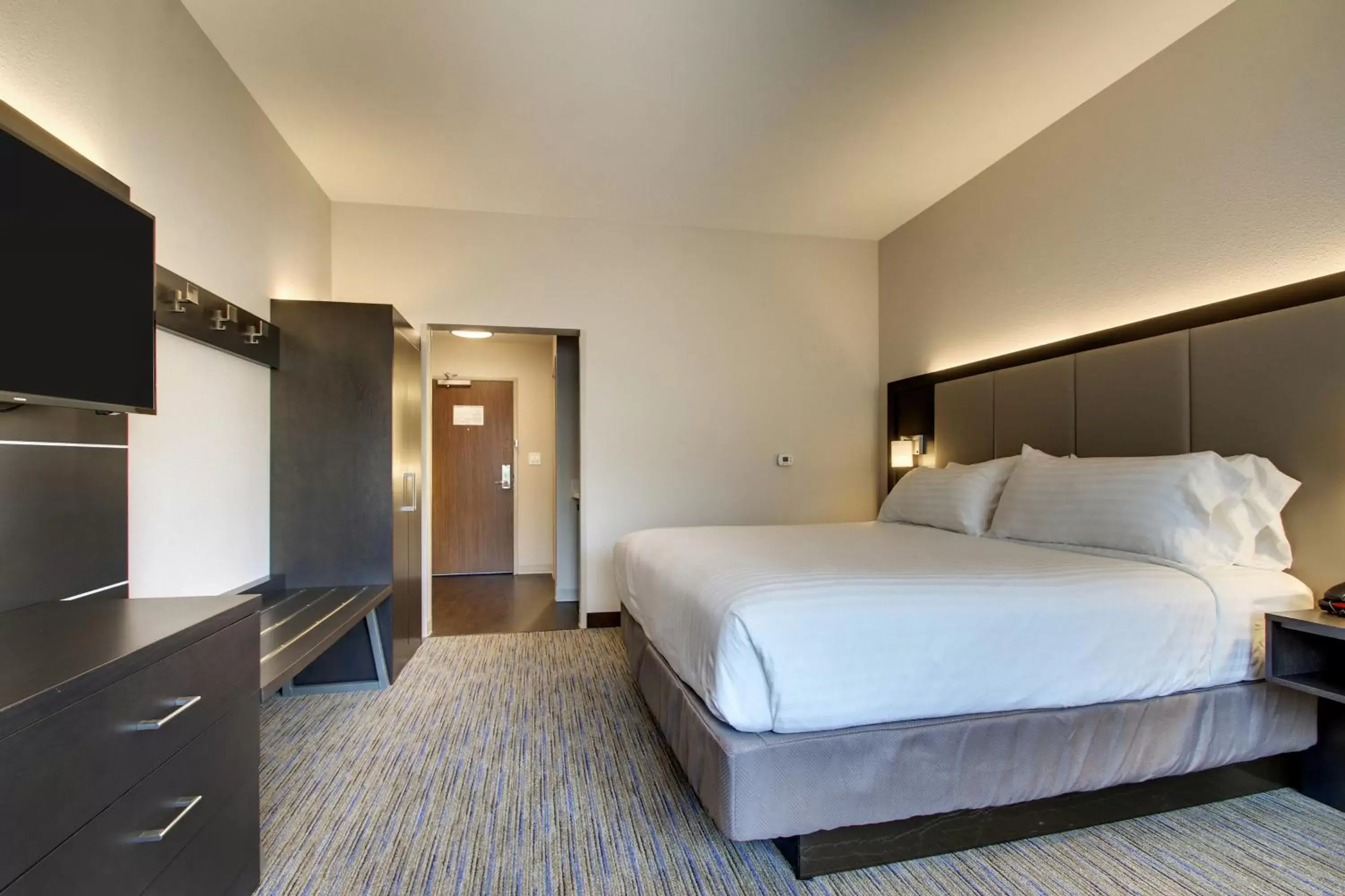 Bed in Holiday Inn Express & Suites Charleston NE Mt Pleasant US17, an IHG Hotel