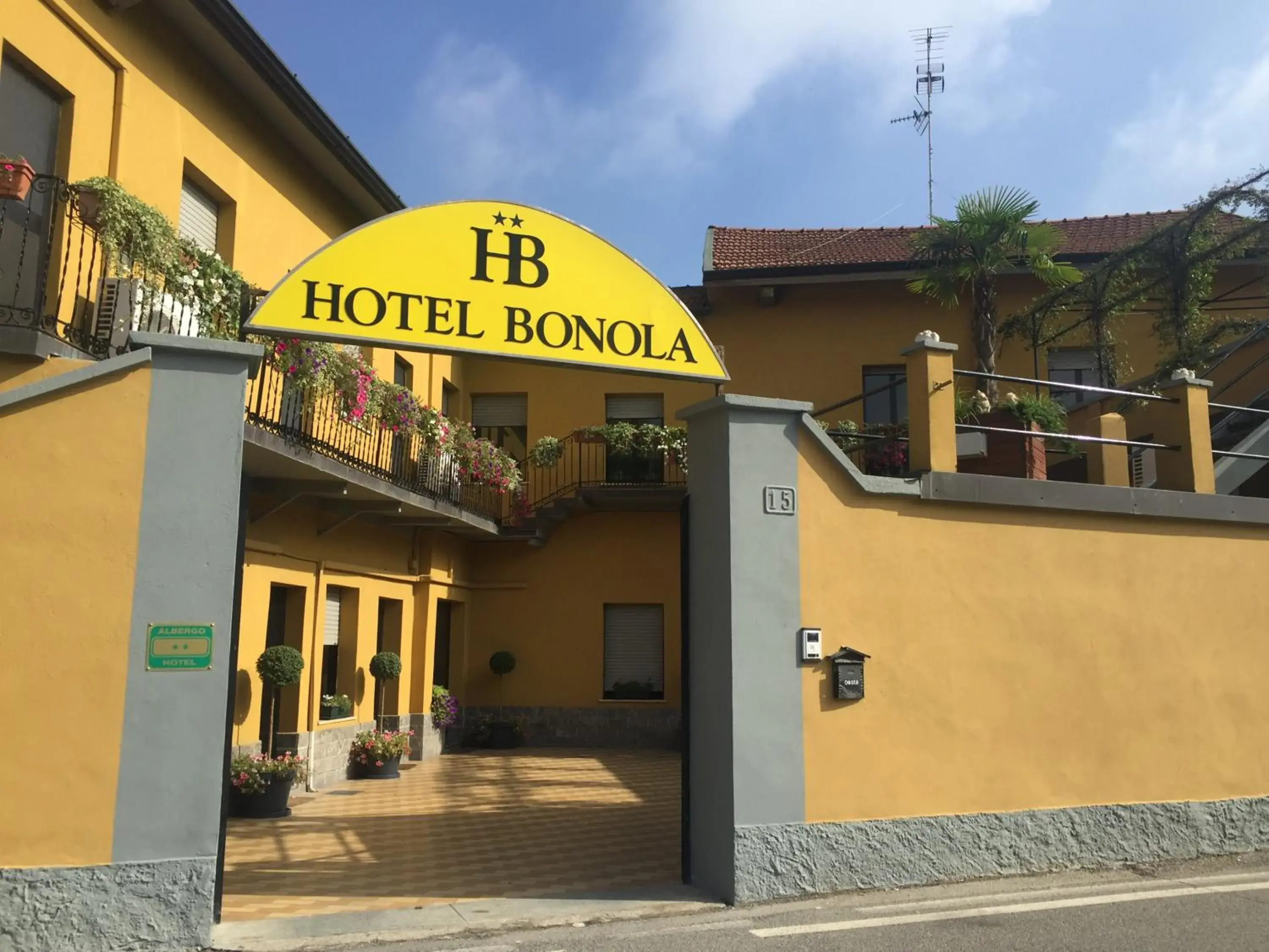 Facade/entrance in Hotel Bonola
