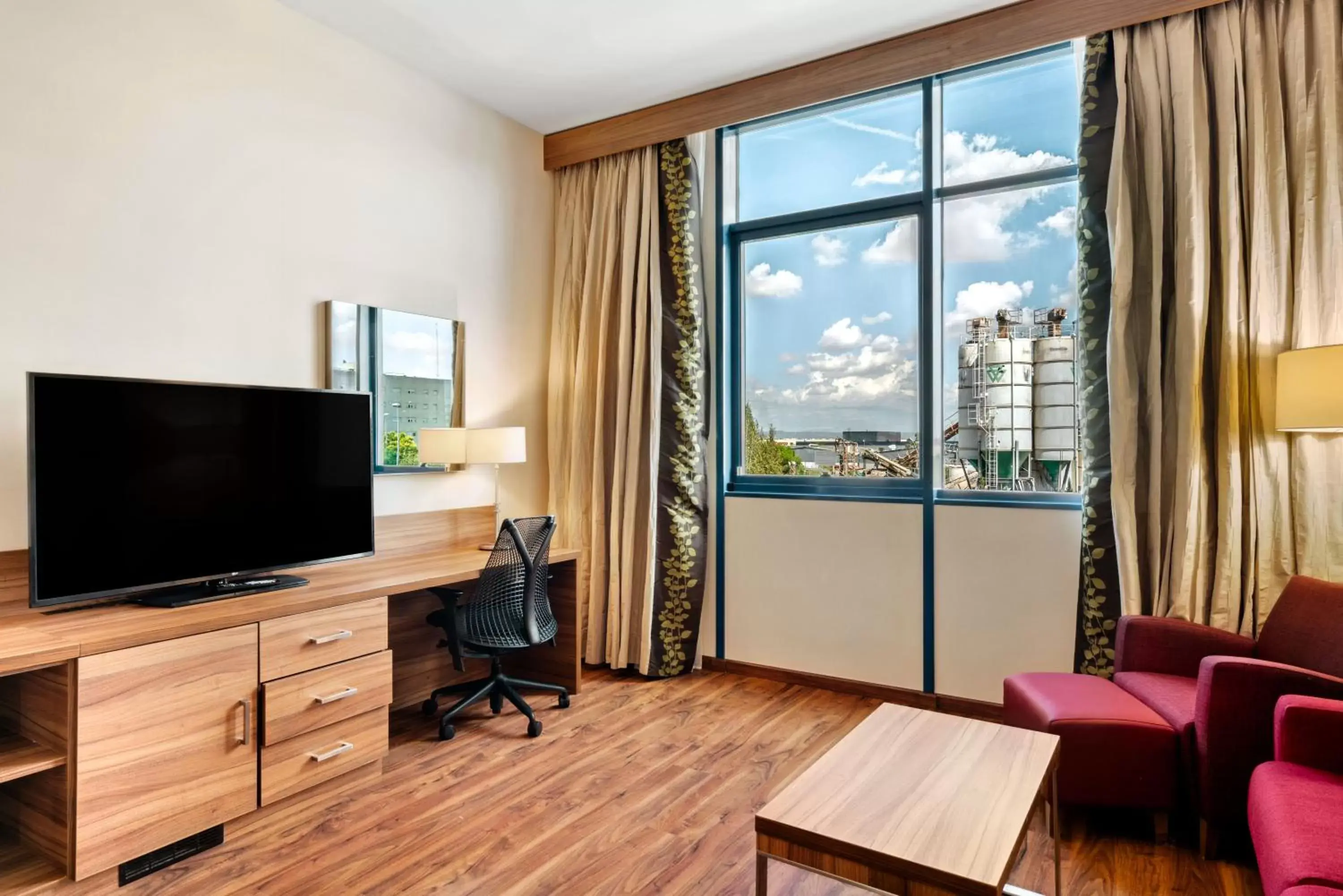 Living room, TV/Entertainment Center in Hilton Garden Inn Sevilla