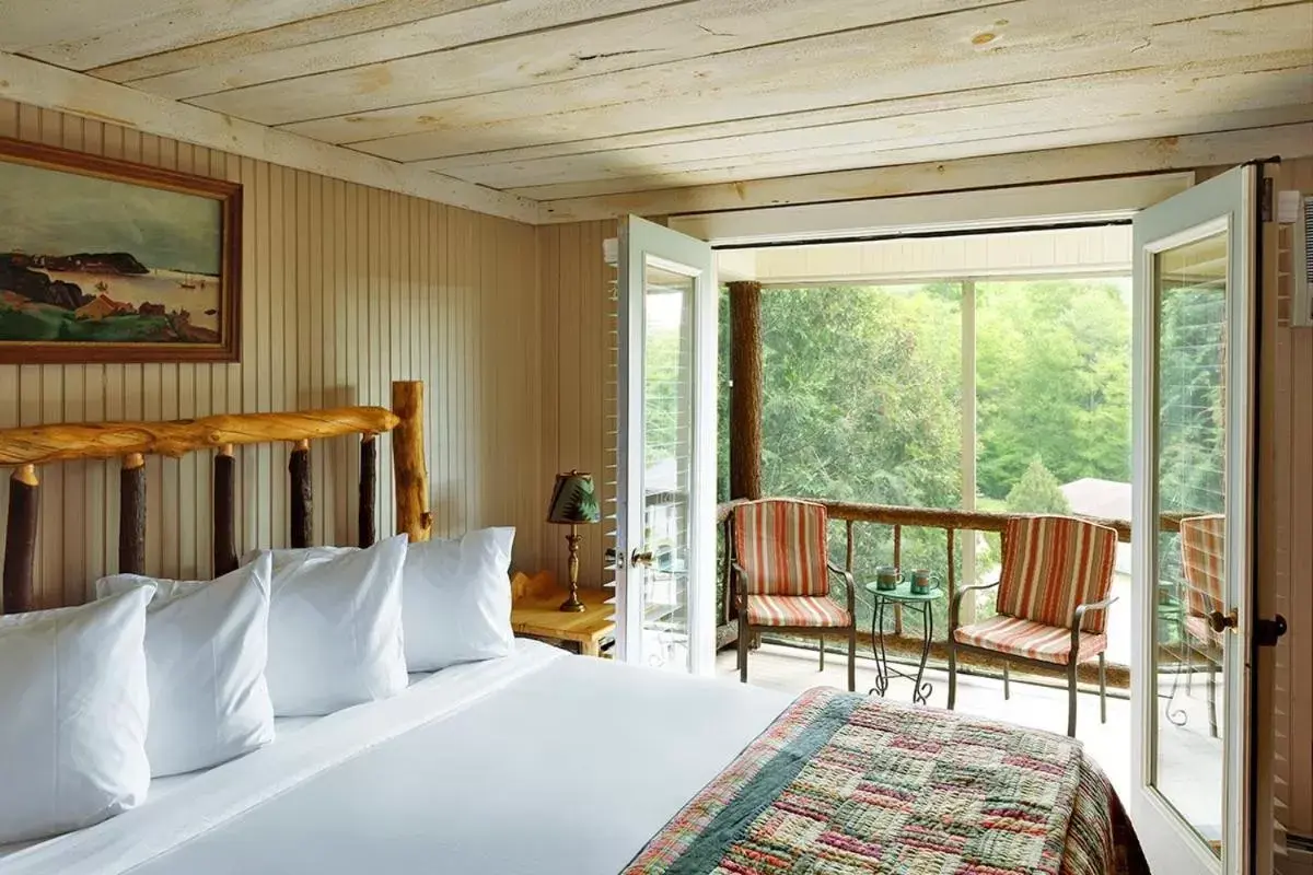 King Room in Friends Lake Inn King Room in Friends Lake Inn