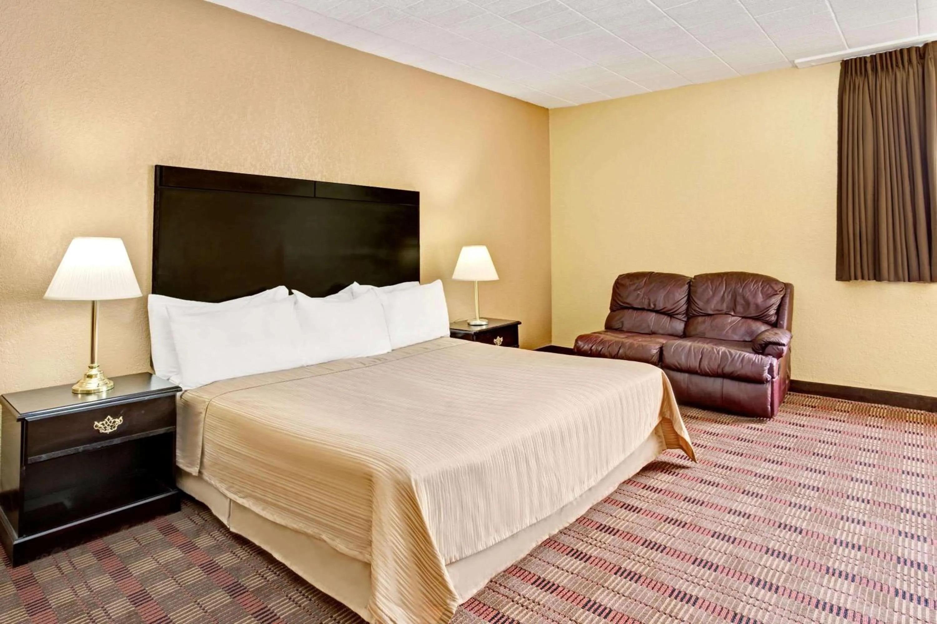 Photo of the whole room in Howard Johnson by Wyndham Pikesville