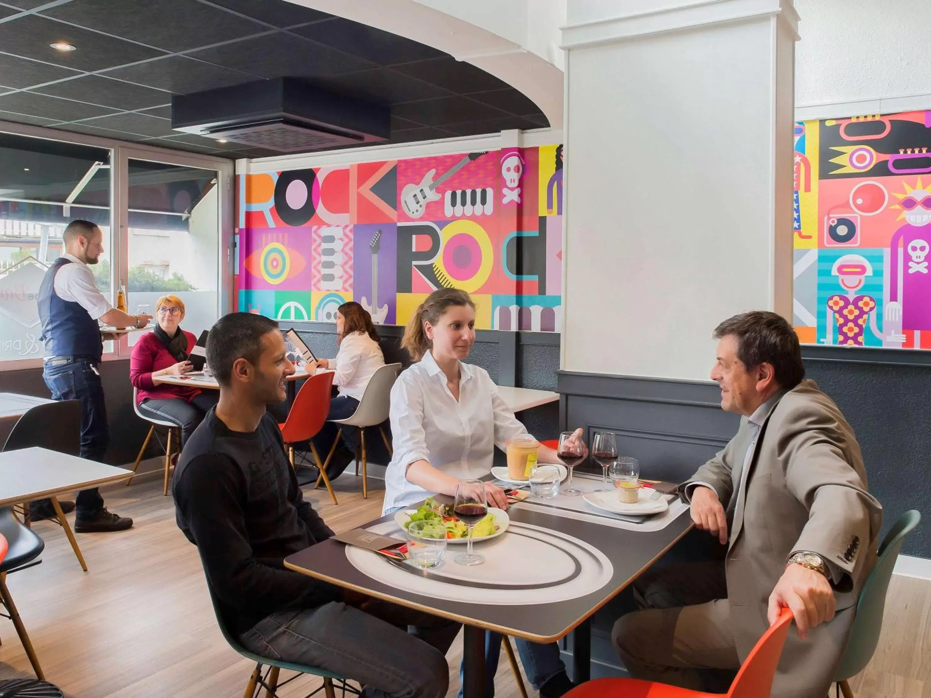 Restaurant/places to eat in ibis Orleans Centre Foch