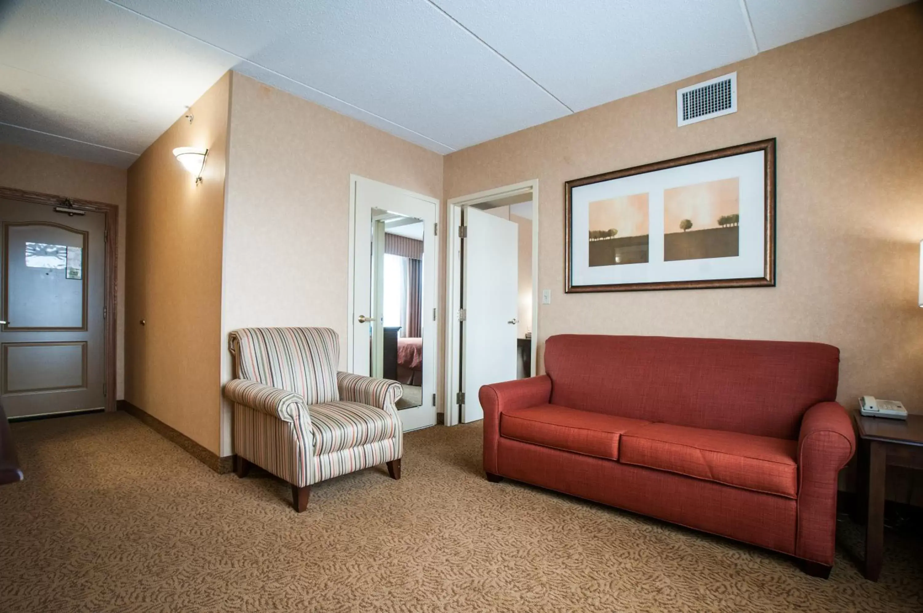 Living room, Seating Area in Country Inn & Suites by Radisson, Cuyahoga Falls, OH