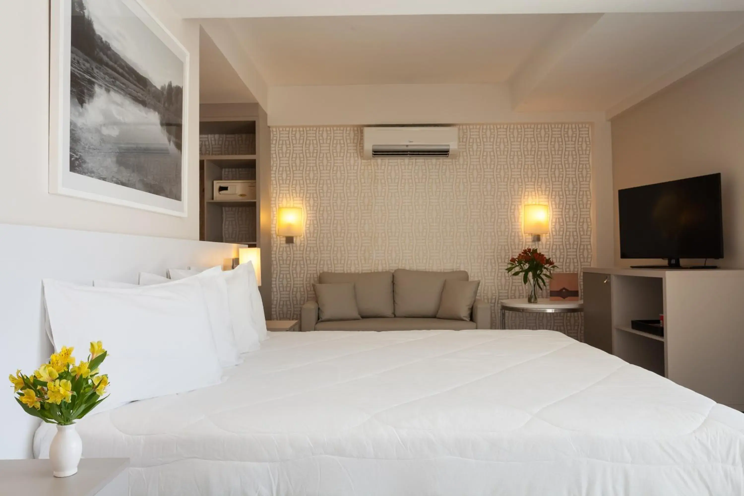 Photo of the whole room, Bed in eSuites Spa Lagoa Santa Photo of the whole room, Bed in eSuites Spa Lagoa Santa