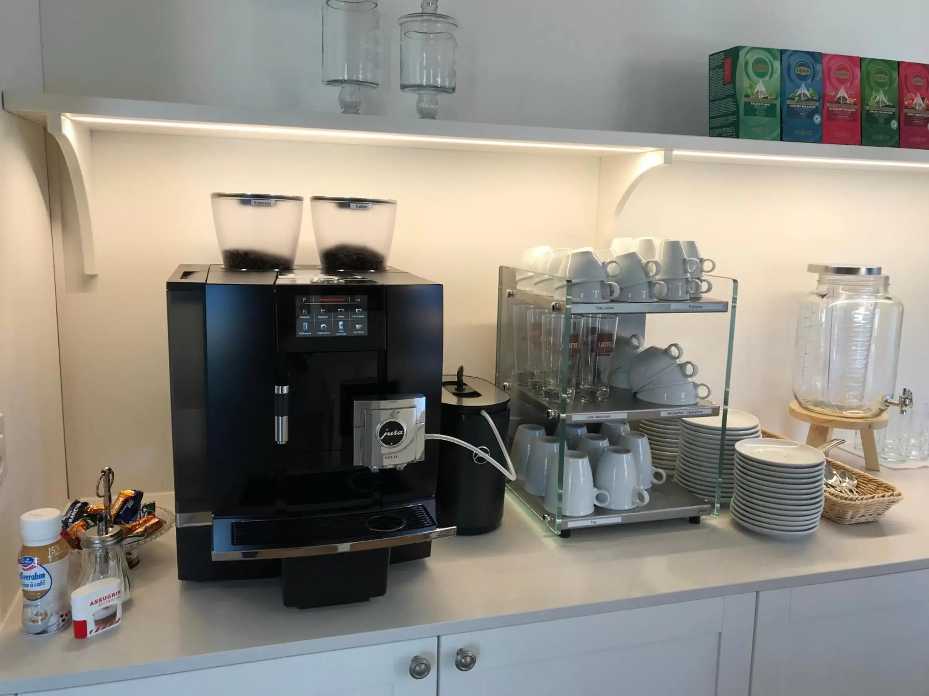 Coffee/tea facilities, Kitchen/Kitchenette in Verena's Boutique Villa au lac