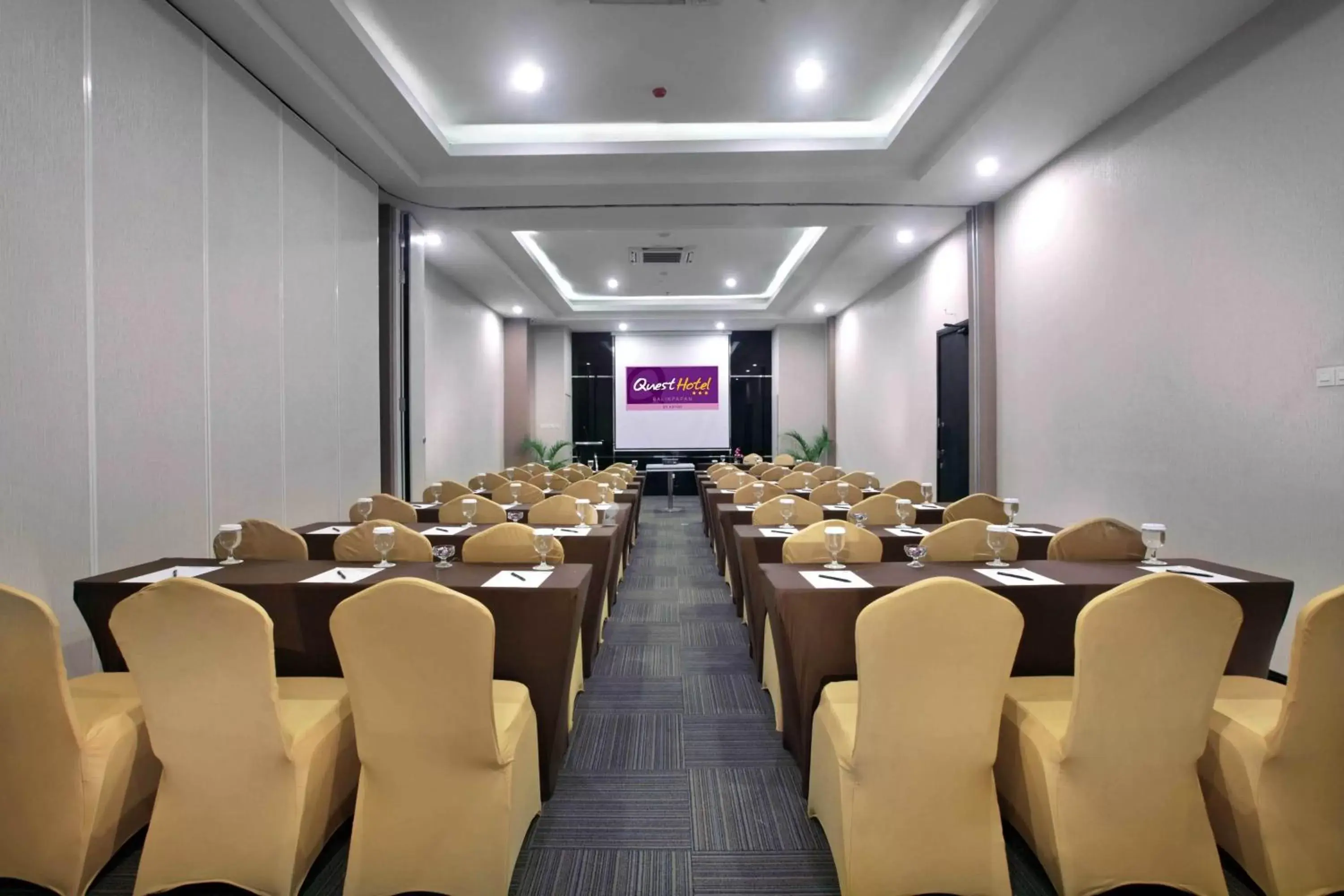 Meeting/conference room in Quest Hotel Balikpapan by ASTON