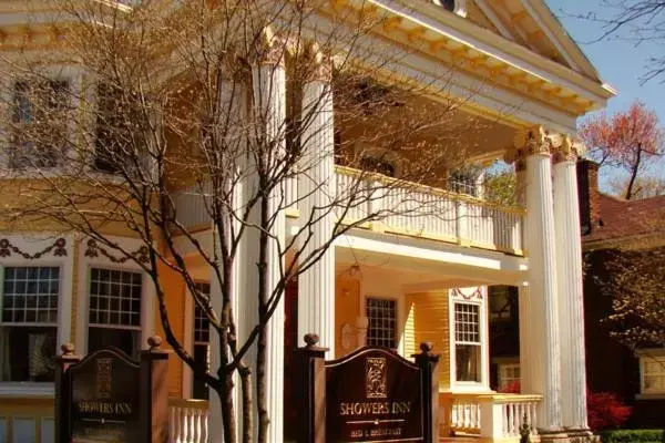 Facade/entrance, Property Building in Showers Inn