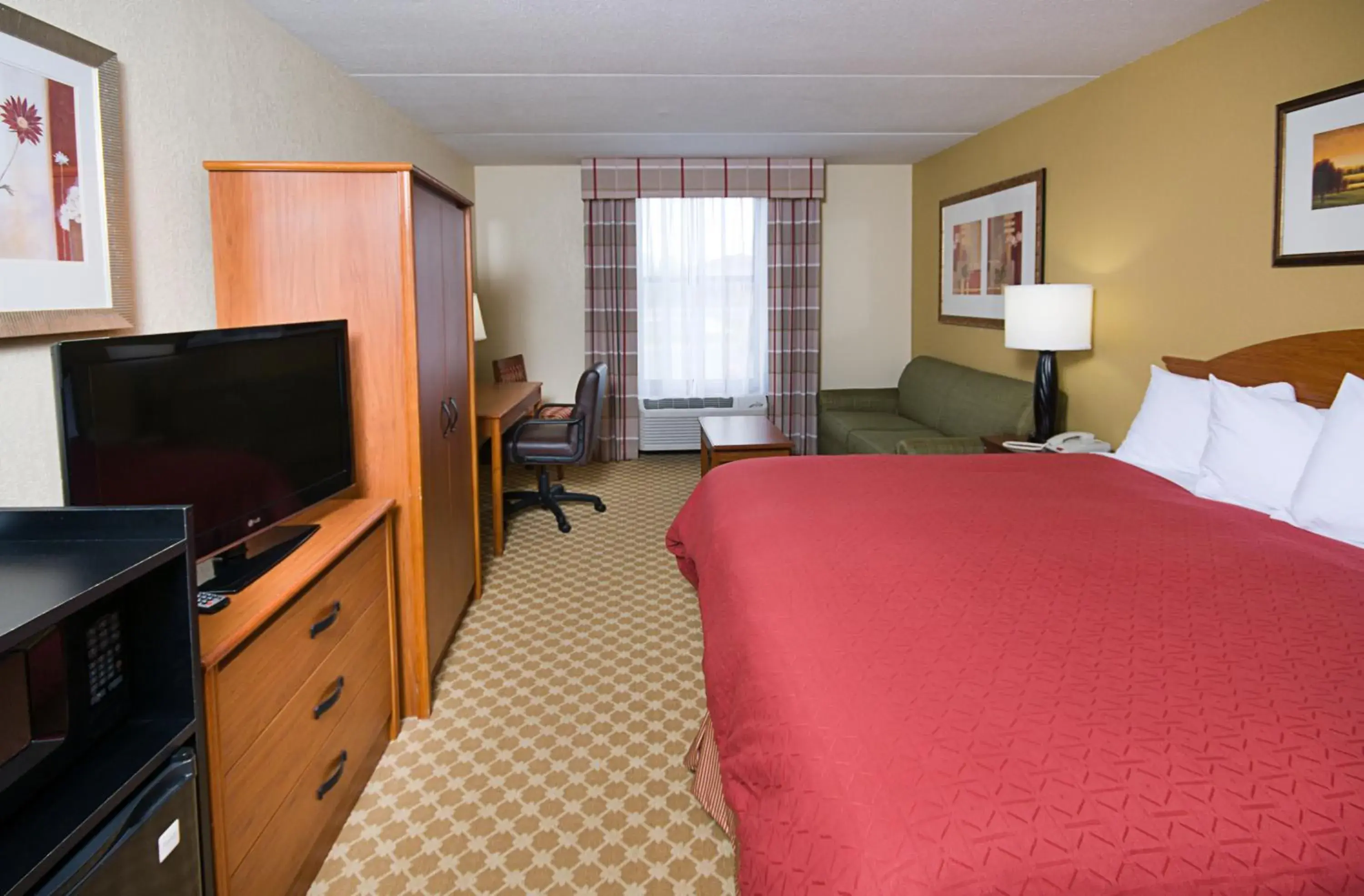 Bedroom, TV/Entertainment Center in Quality Inn & Suites