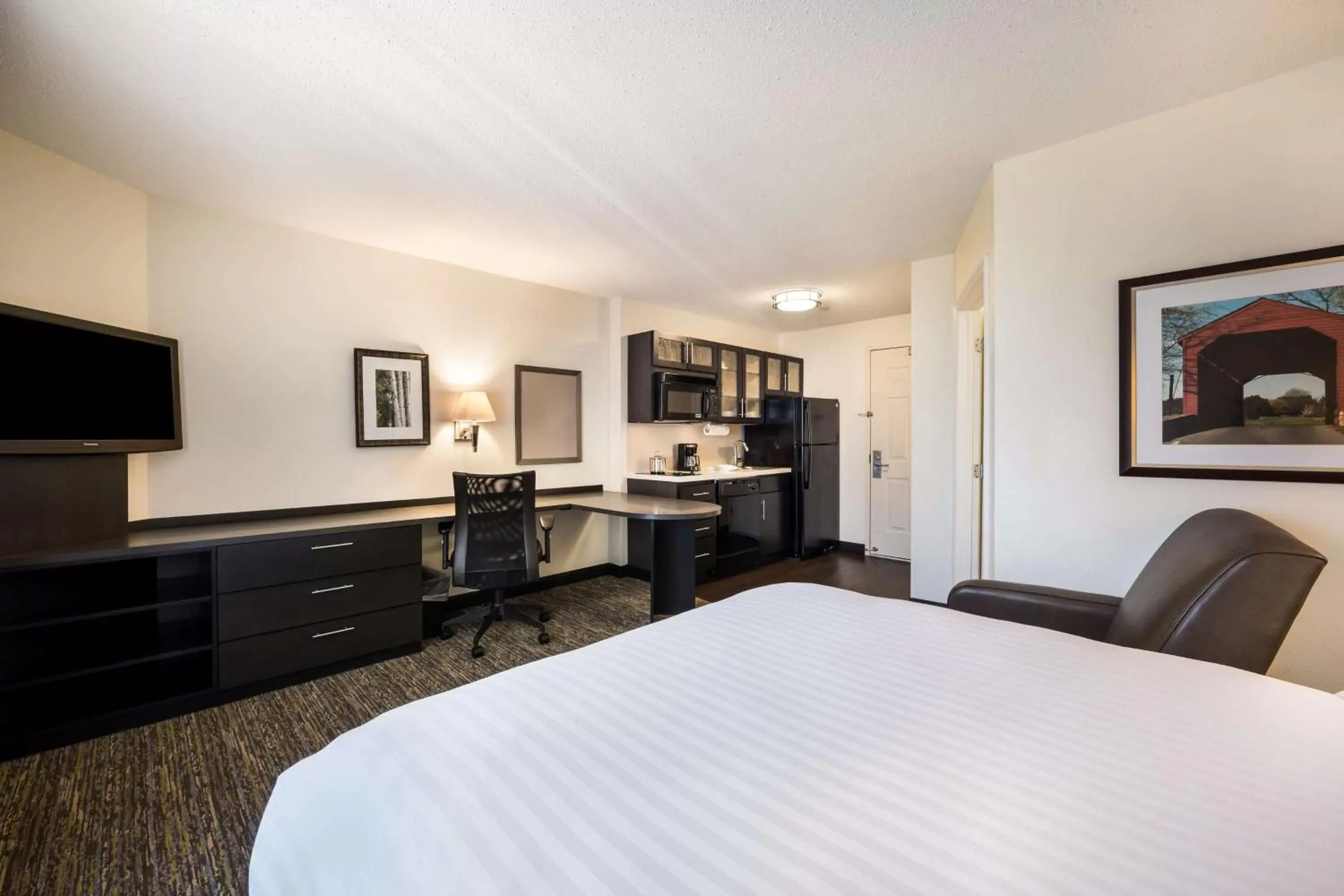 Photo of the whole room, Bed in Sonesta Simply Suites Pittsburgh Airport