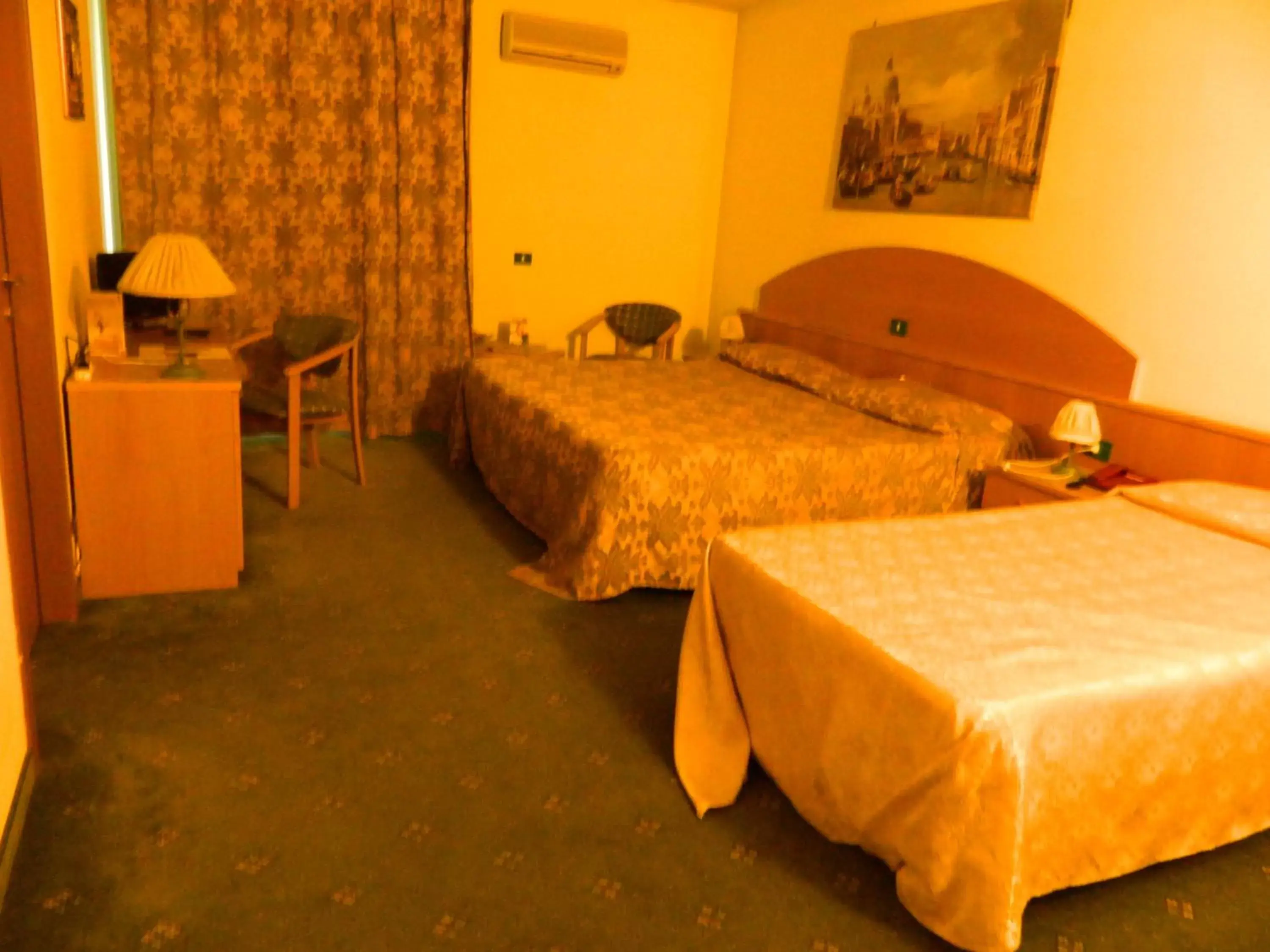 Photo of the whole room, Bed in Ascot Lodging