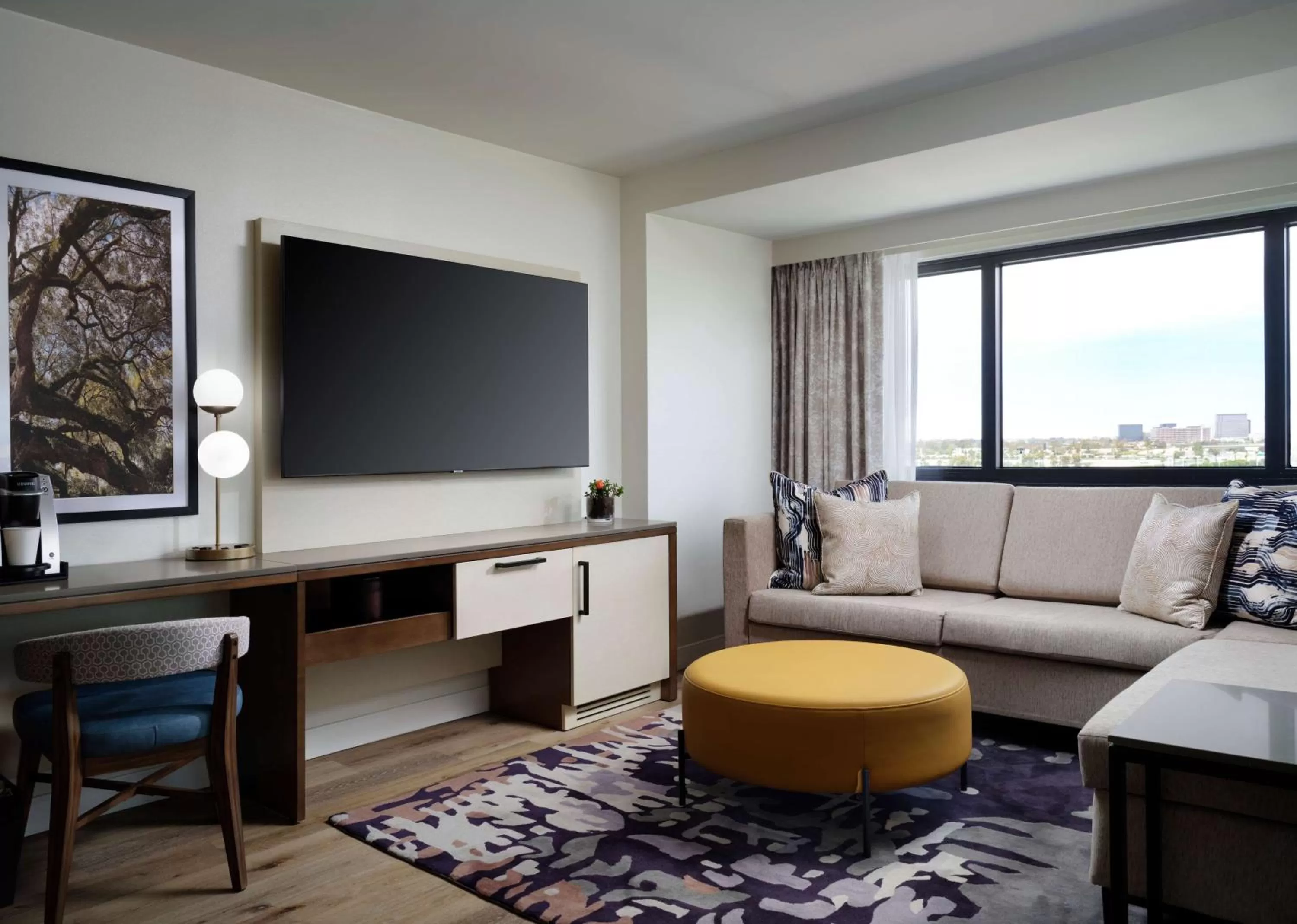 Living room in Sonesta Irvine John Wayne Airport